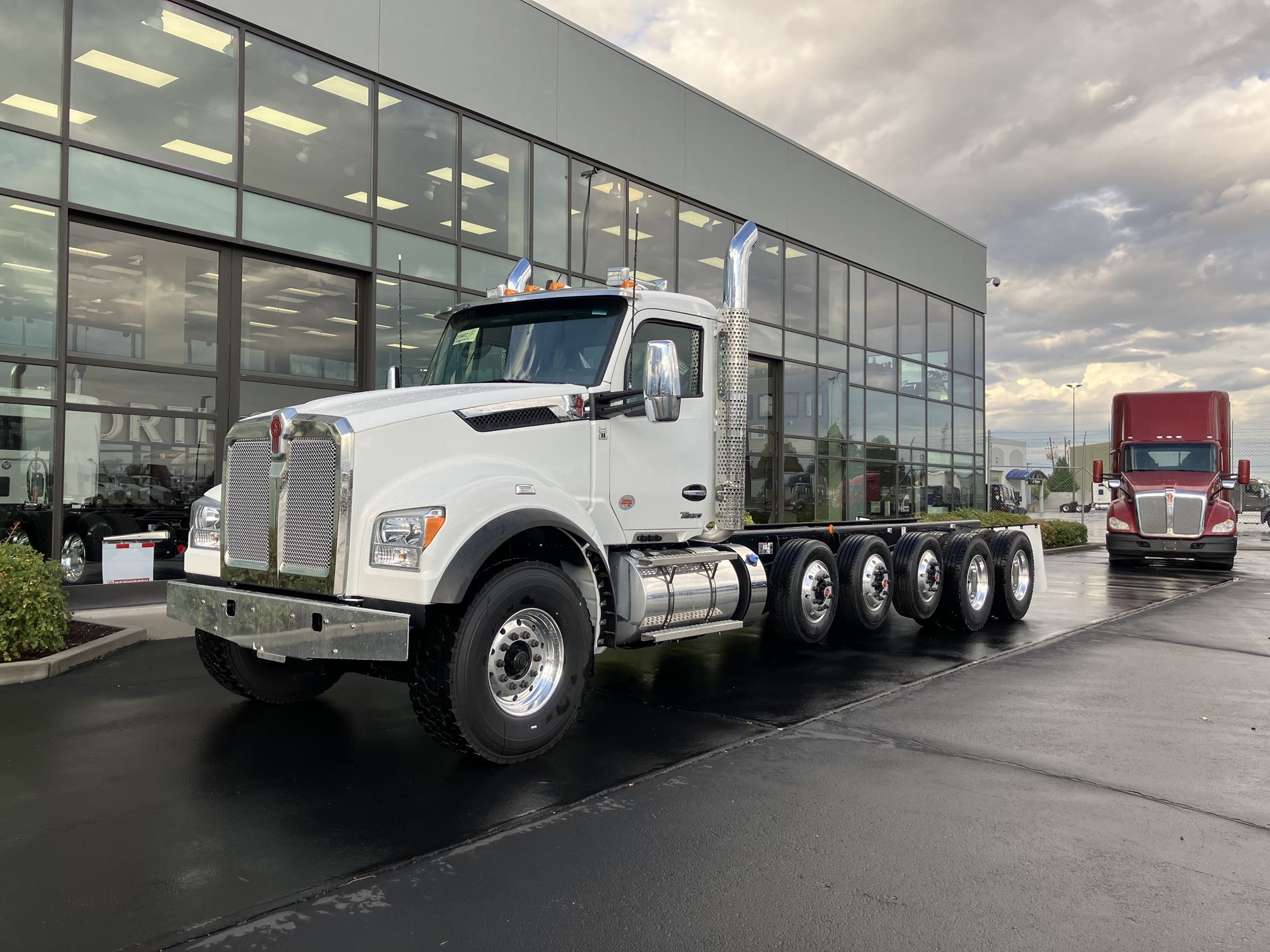 2026 Kenworth T880 - image 1 of 6