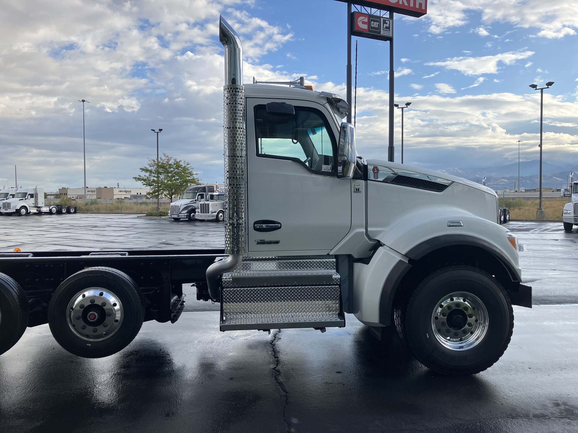 2026 Kenworth T880 - image 4 of 6