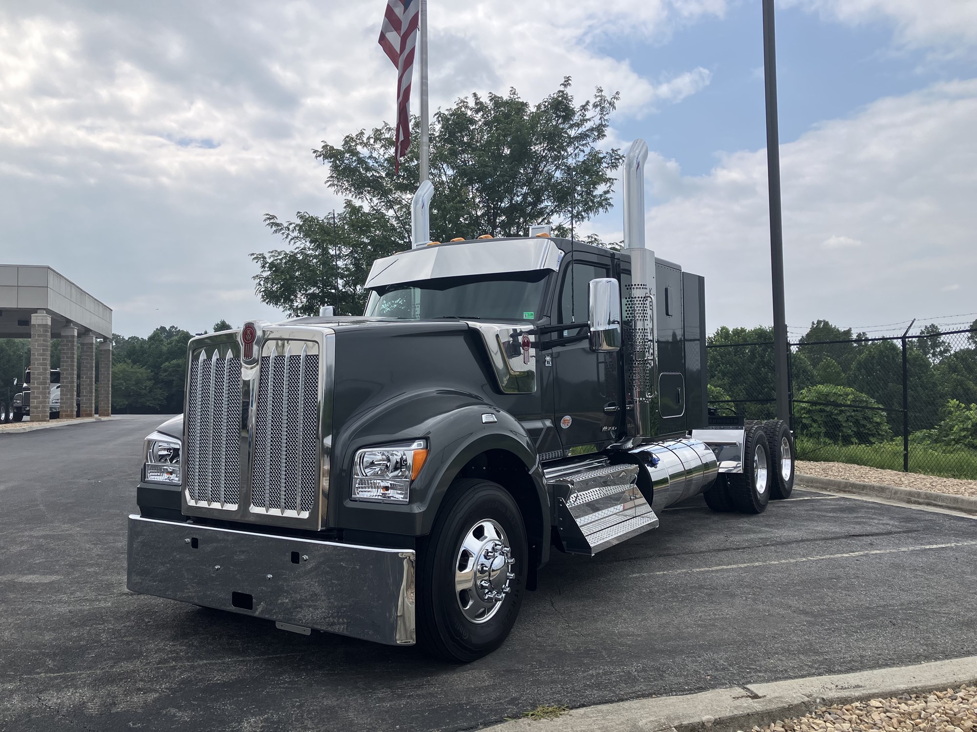 2026 Kenworth W990 - image 2 of 6