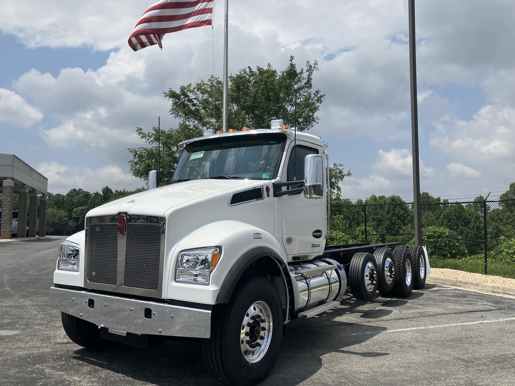 2026 Kenworth T880 - image 1 of 6