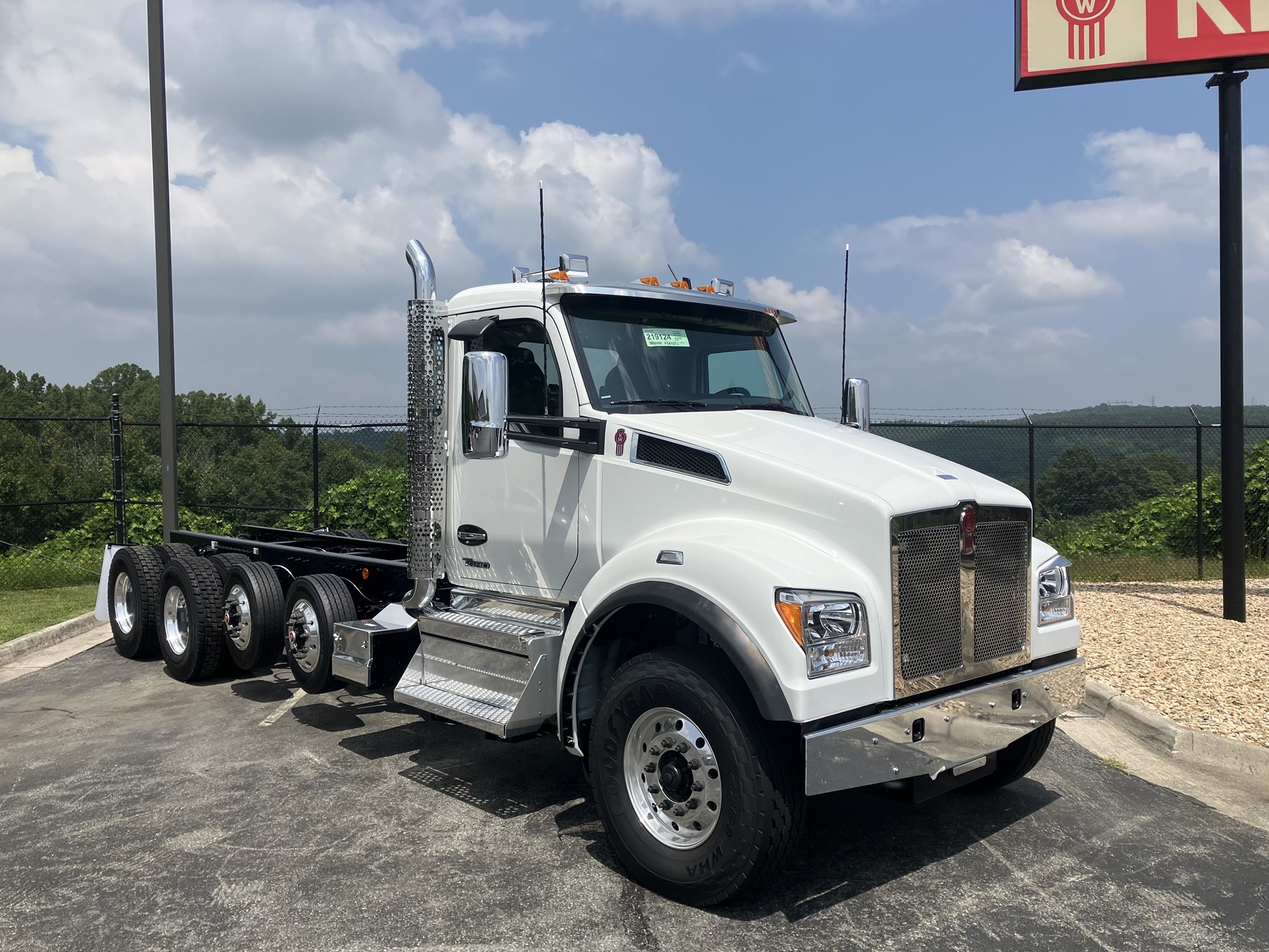 2026 Kenworth T880 - image 2 of 6