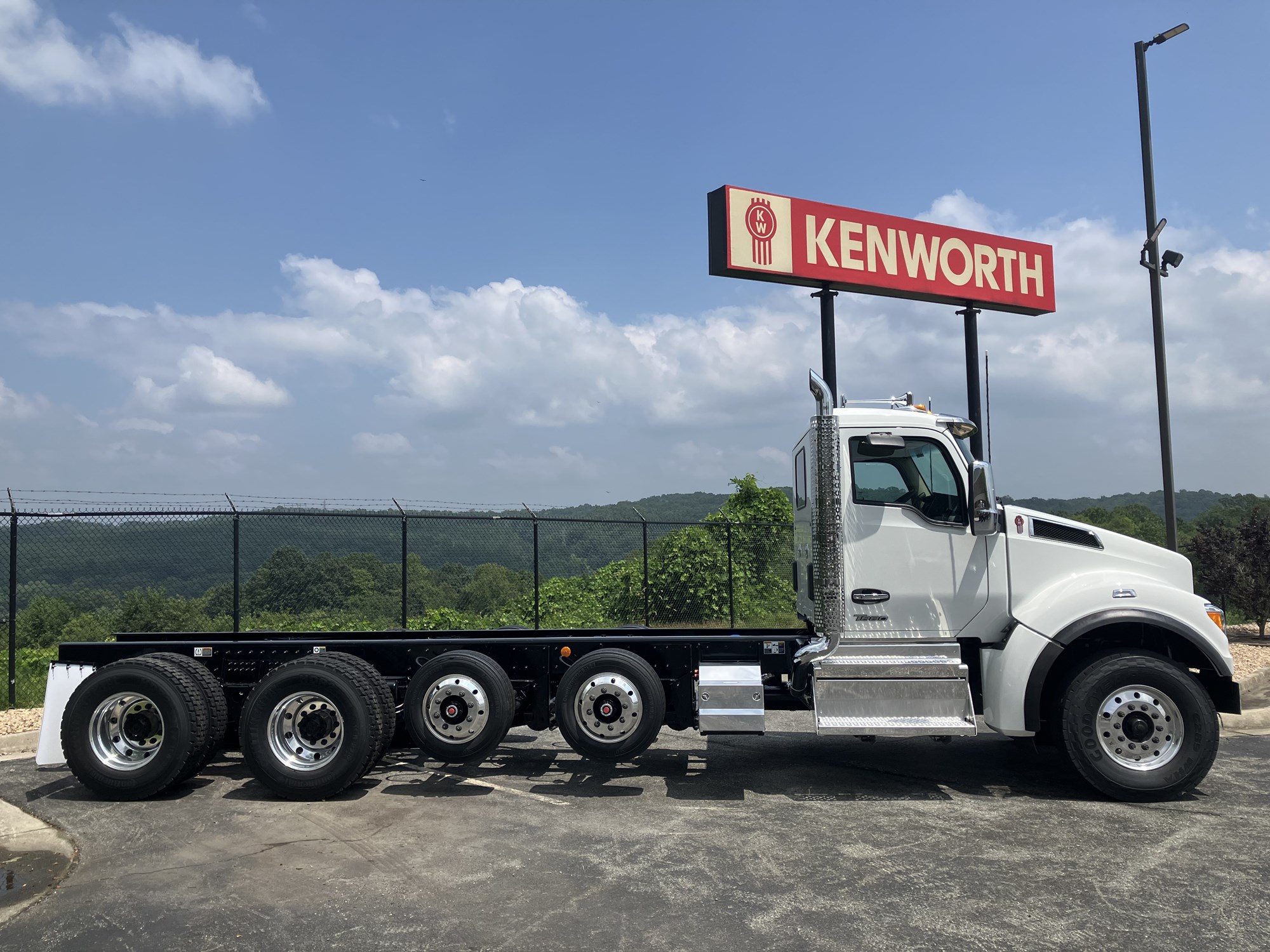 2026 Kenworth T880 - image 3 of 6