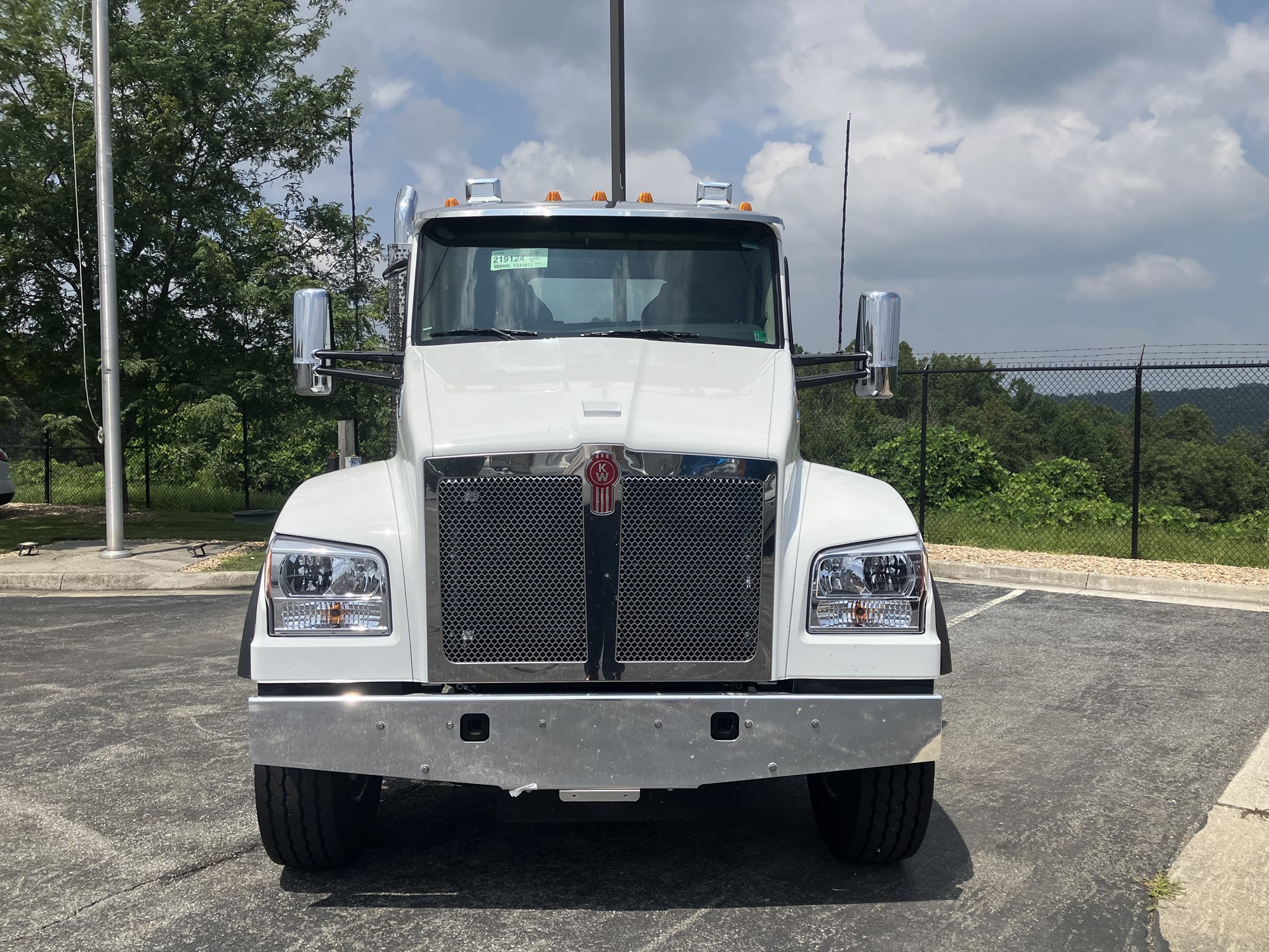 2026 Kenworth T880 - image 2 of 6