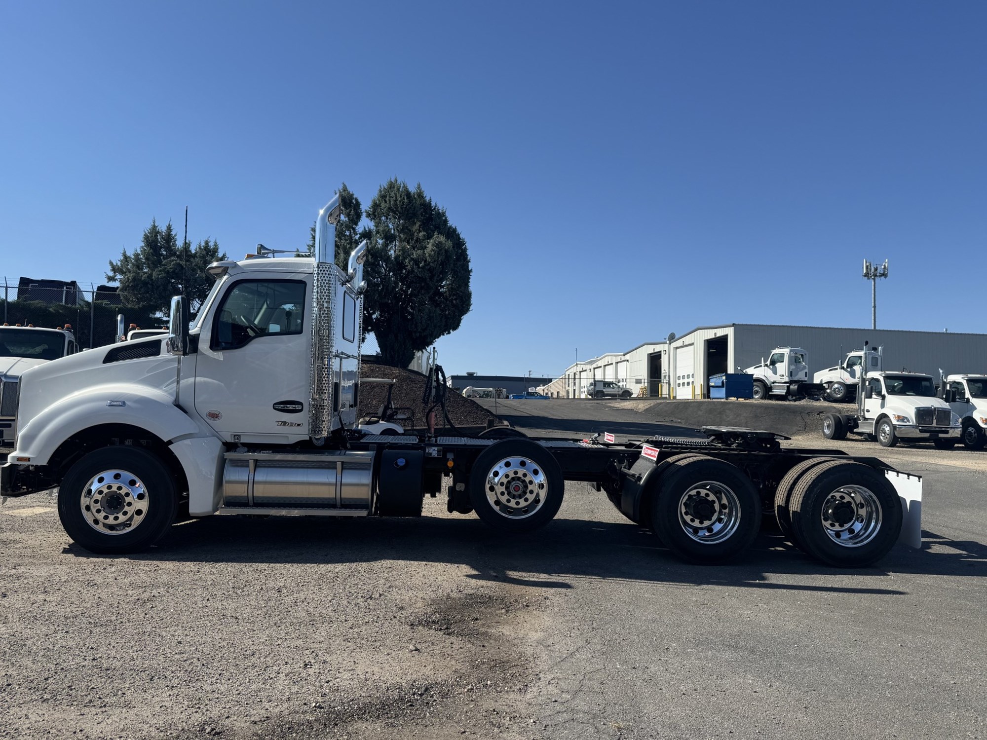 2026 Kenworth T880 - image 2 of 6