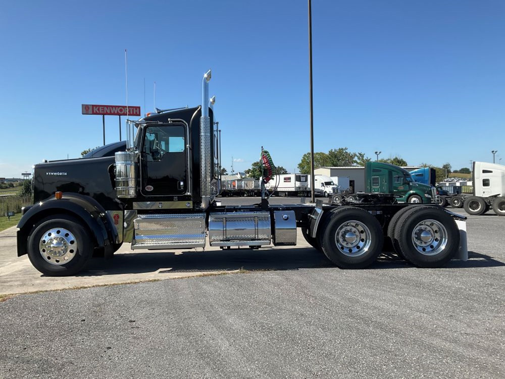 2026 Kenworth W900B 2026 Kenworth W900B - image 2 of 6