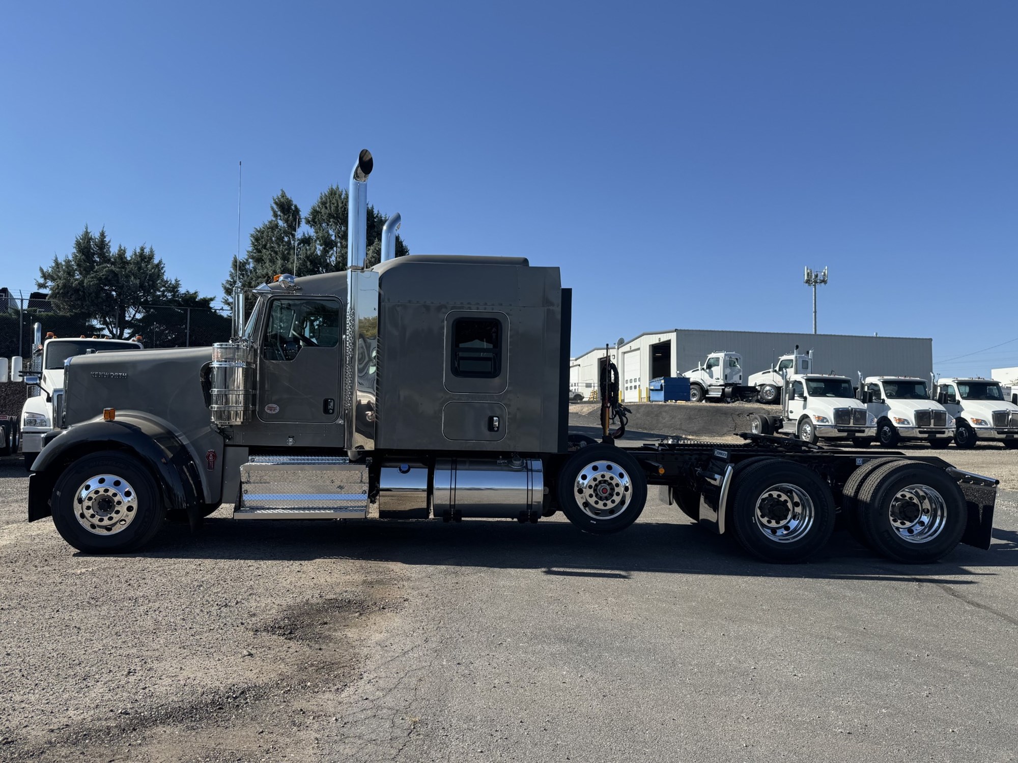 2026 Kenworth W900B - image 2 of 6