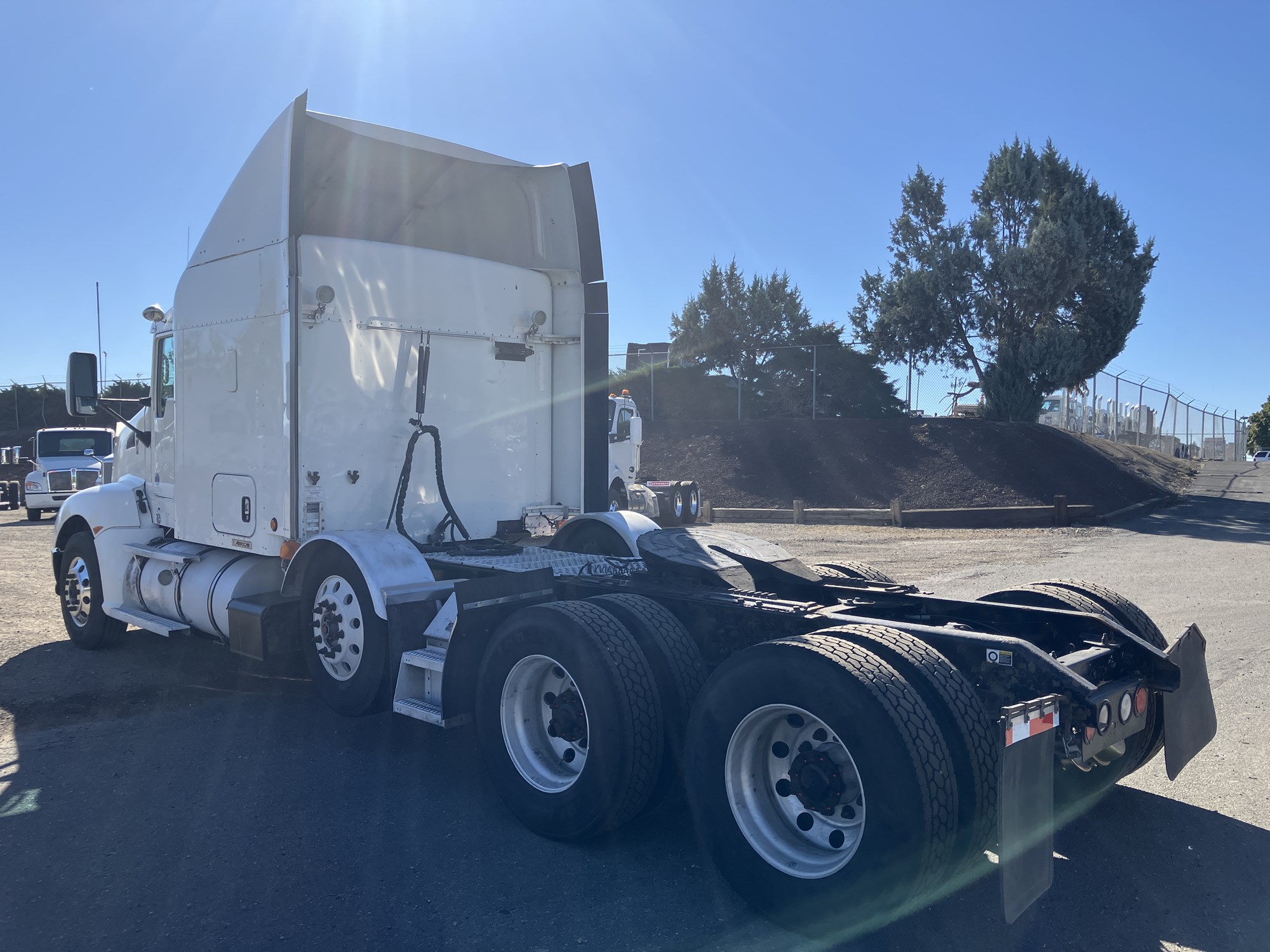 2013 Kenworth T600B - image 3 of 6