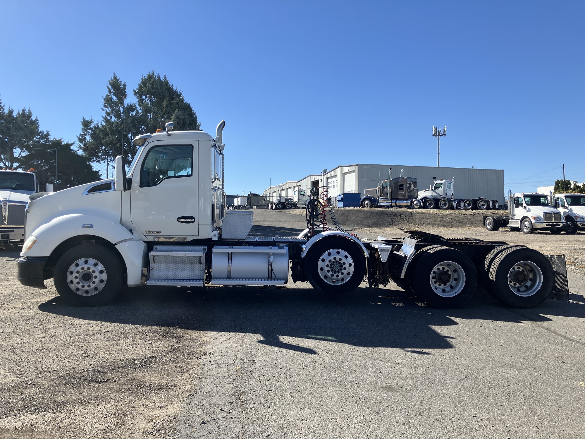 2017 Kenworth T680 - image 2 of 6