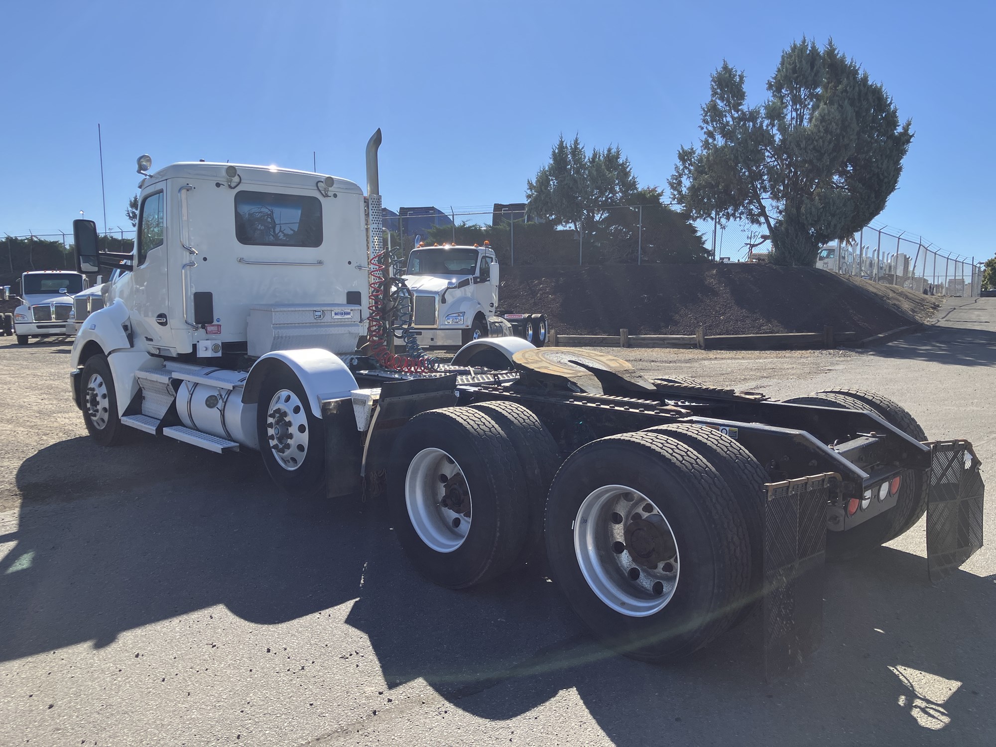 2017 Kenworth T680 - image 3 of 6