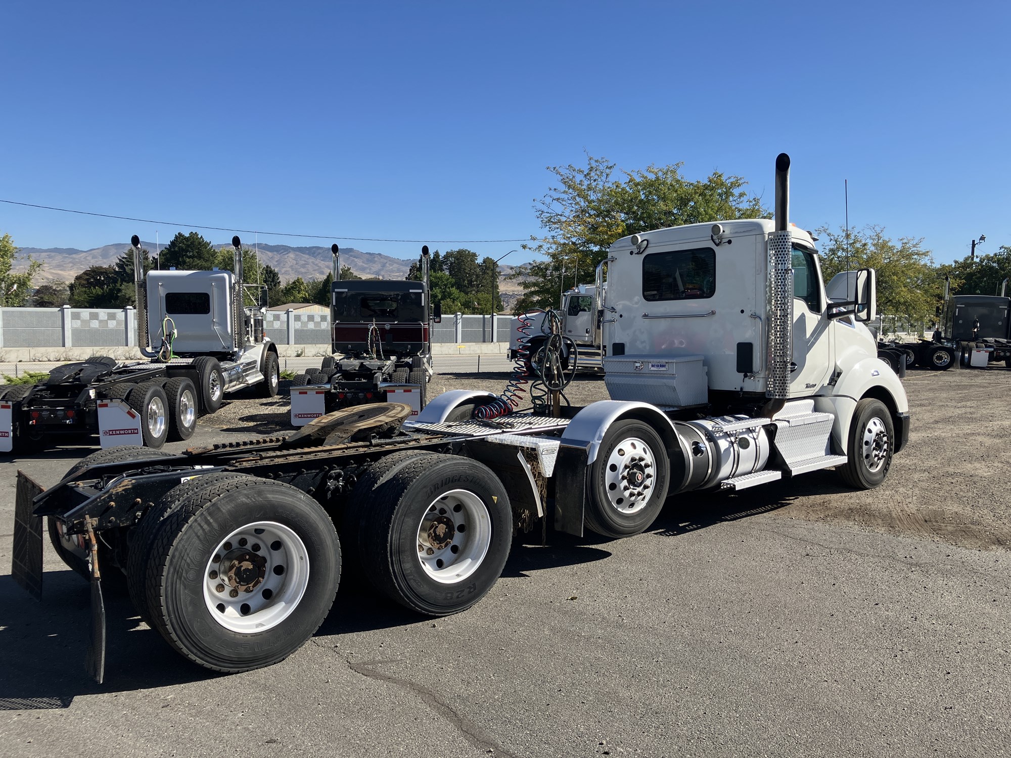 2017 Kenworth T680 - image 5 of 6