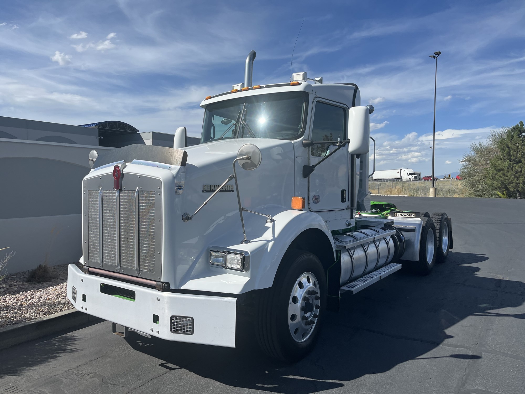 2018 Kenworth T800 - image 2 of 6