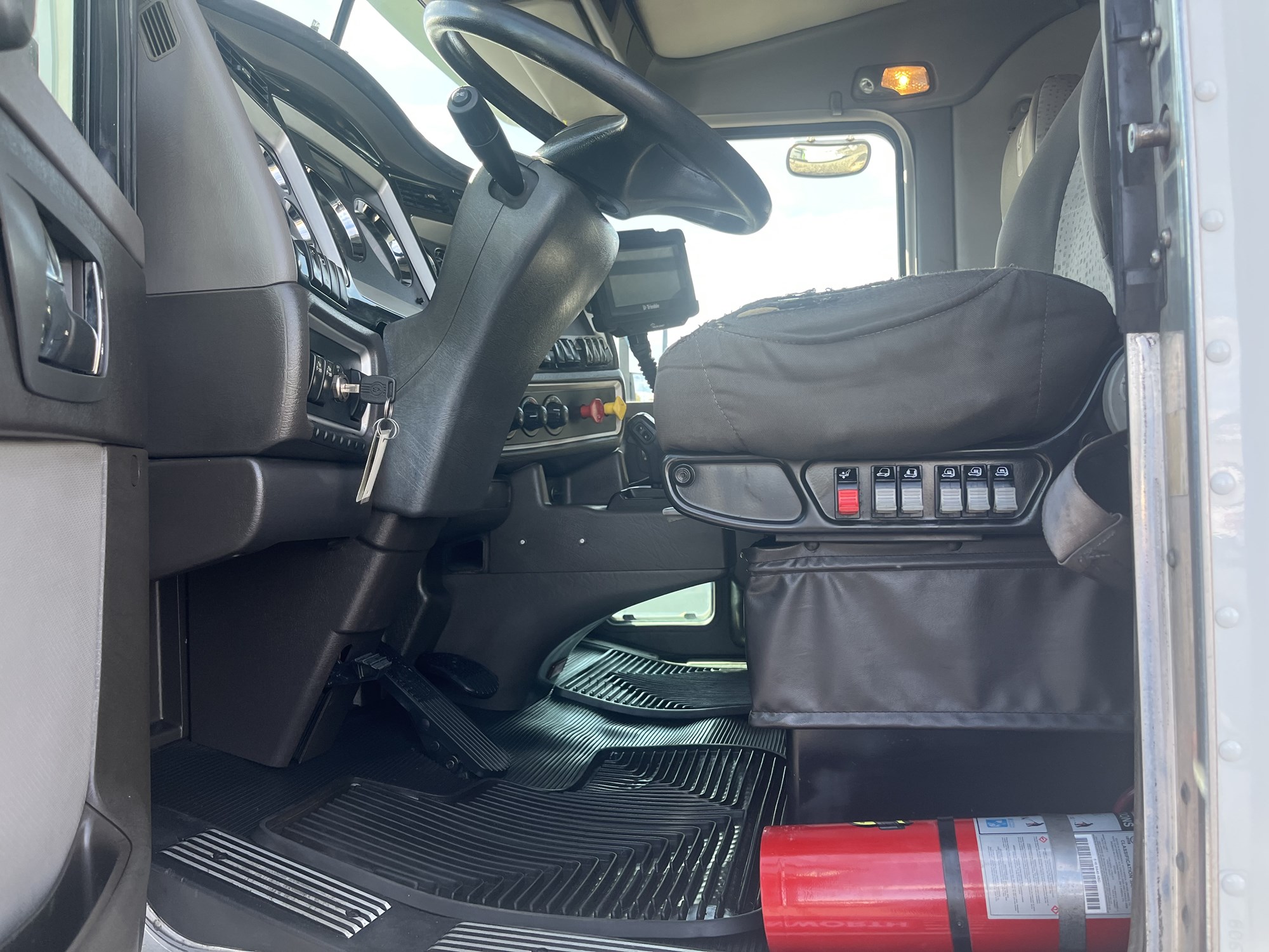2018 Kenworth T800 - image 5 of 6