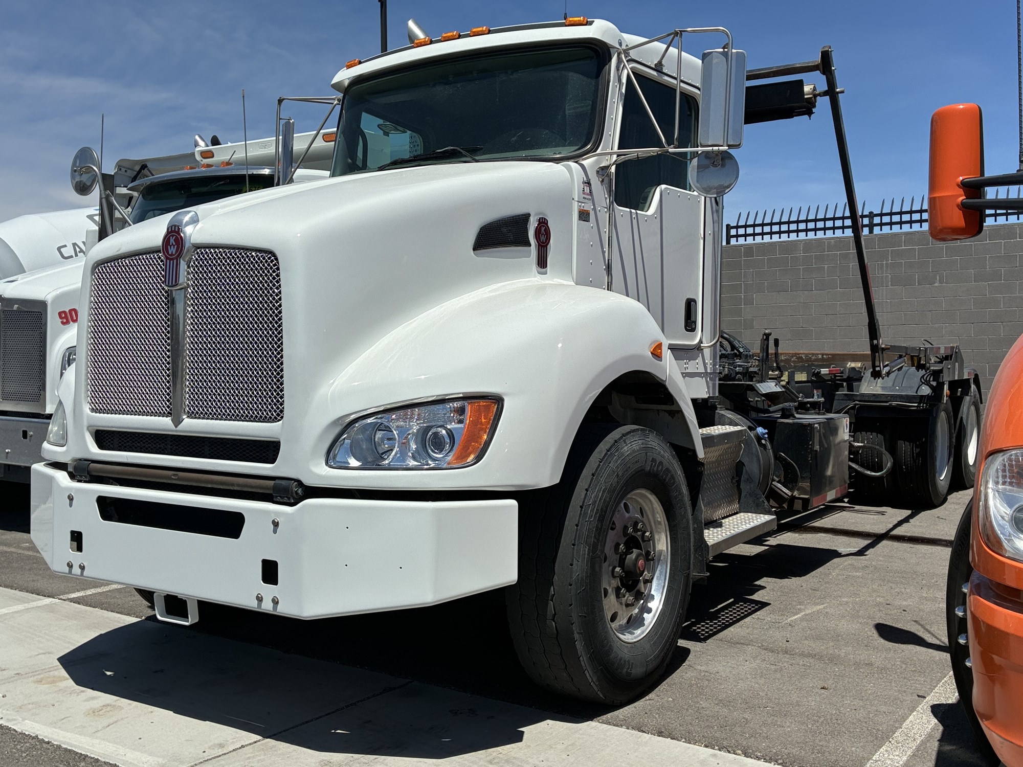 2019 Kenworth T440 - image 2 of 6