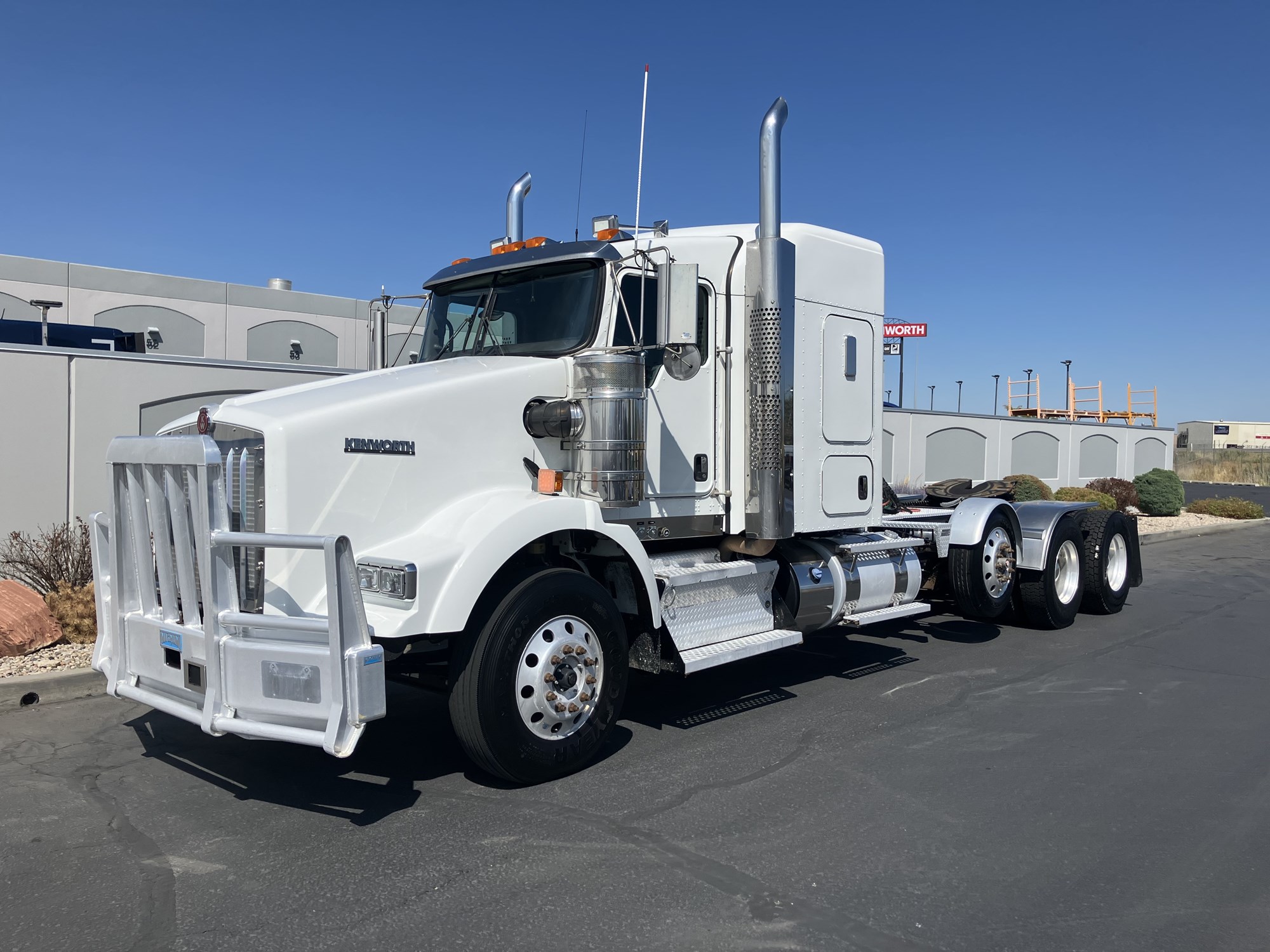 2019 Kenworth T800 - image 2 of 6