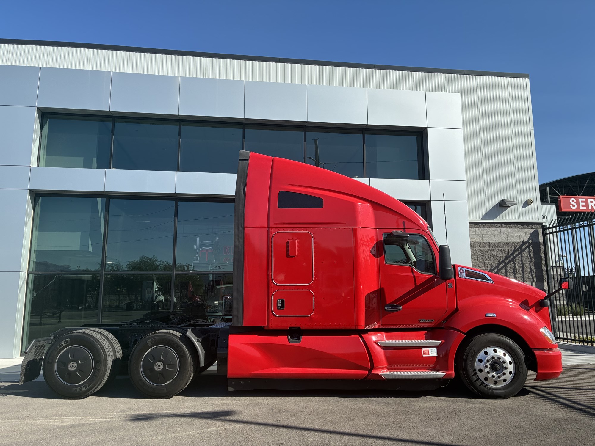 2019 Kenworth T680 - image 2