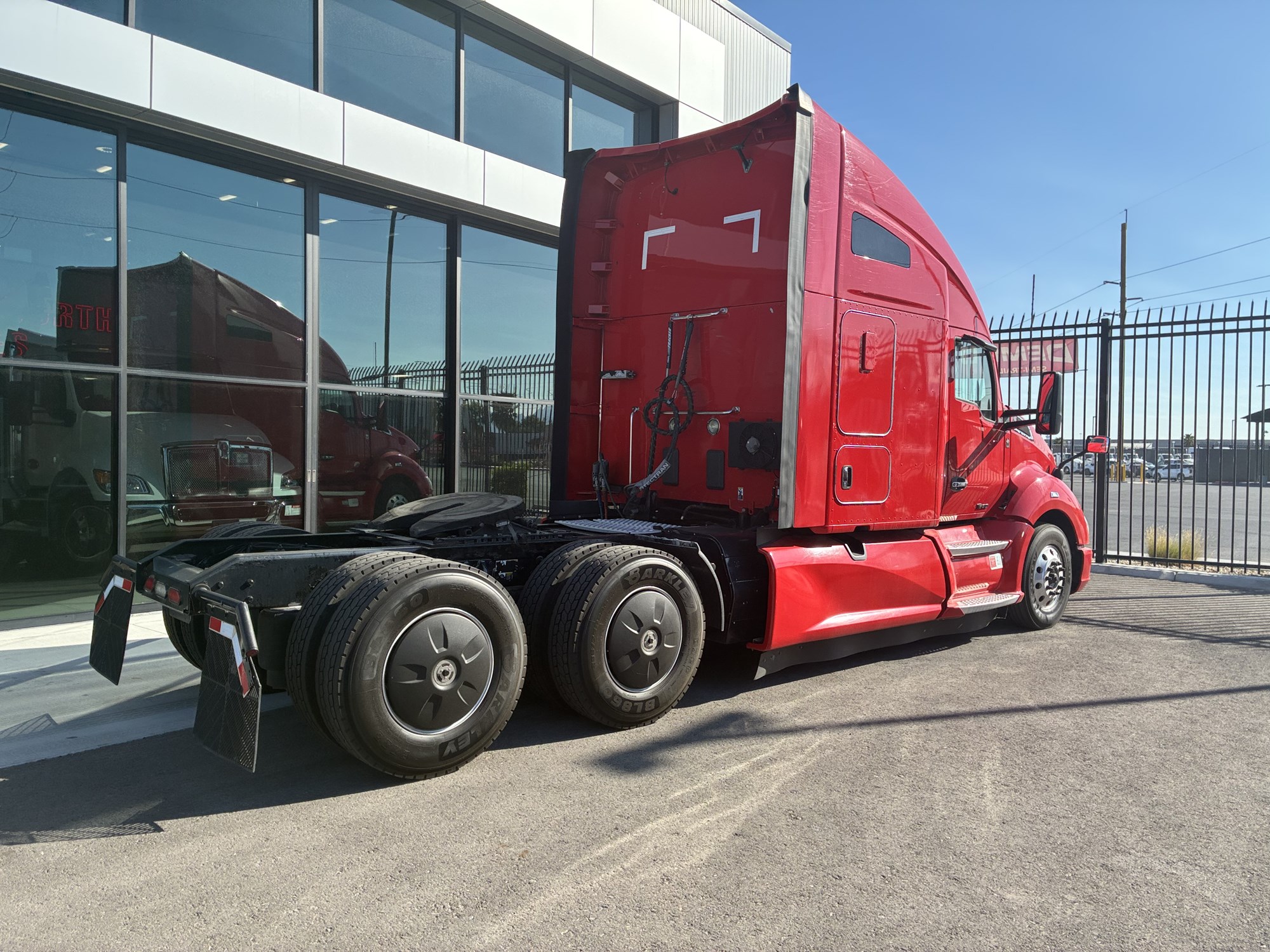 2019 Kenworth T680 - image 3