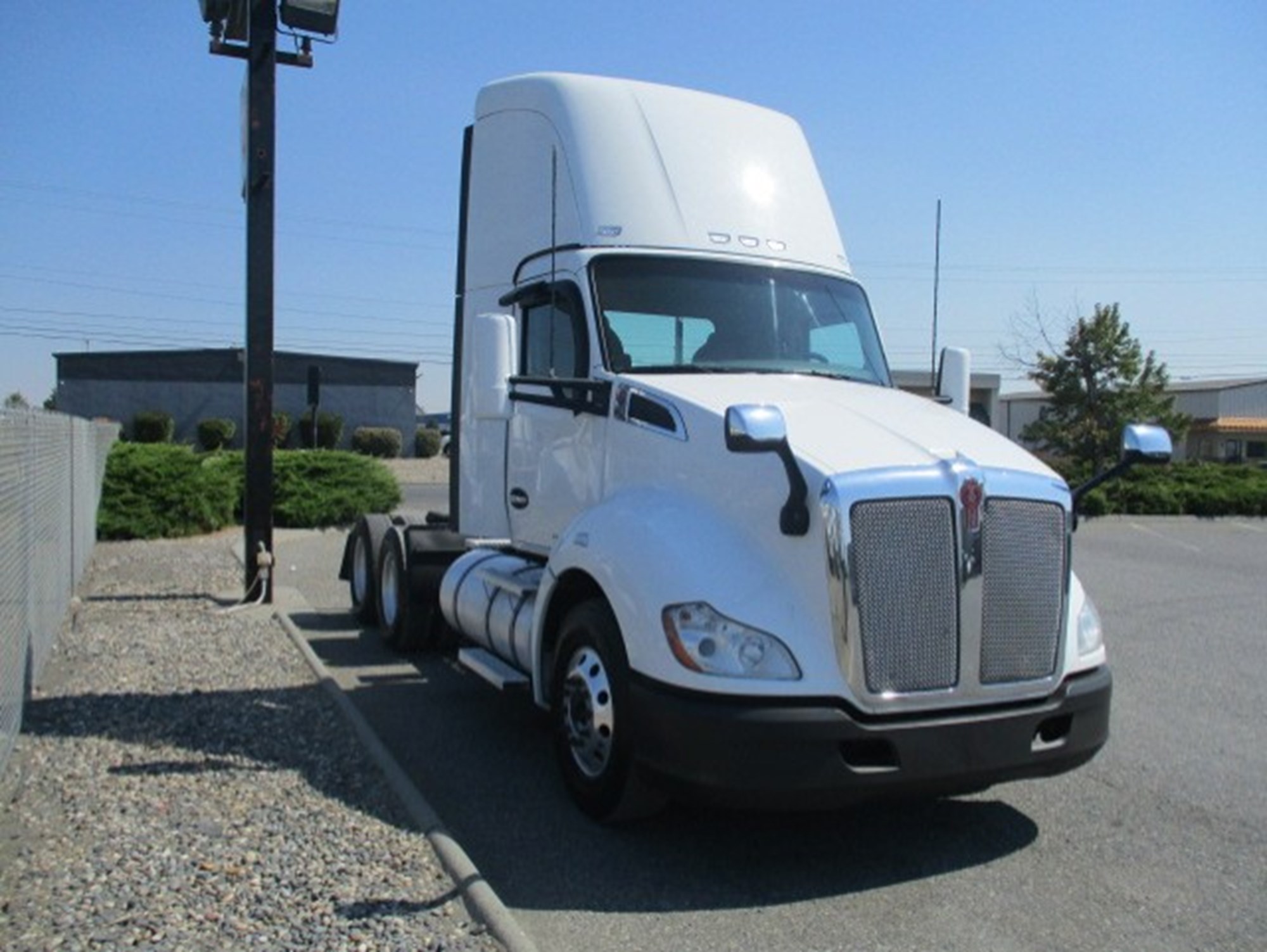 2019 Kenworth T680 - image 2 of 6