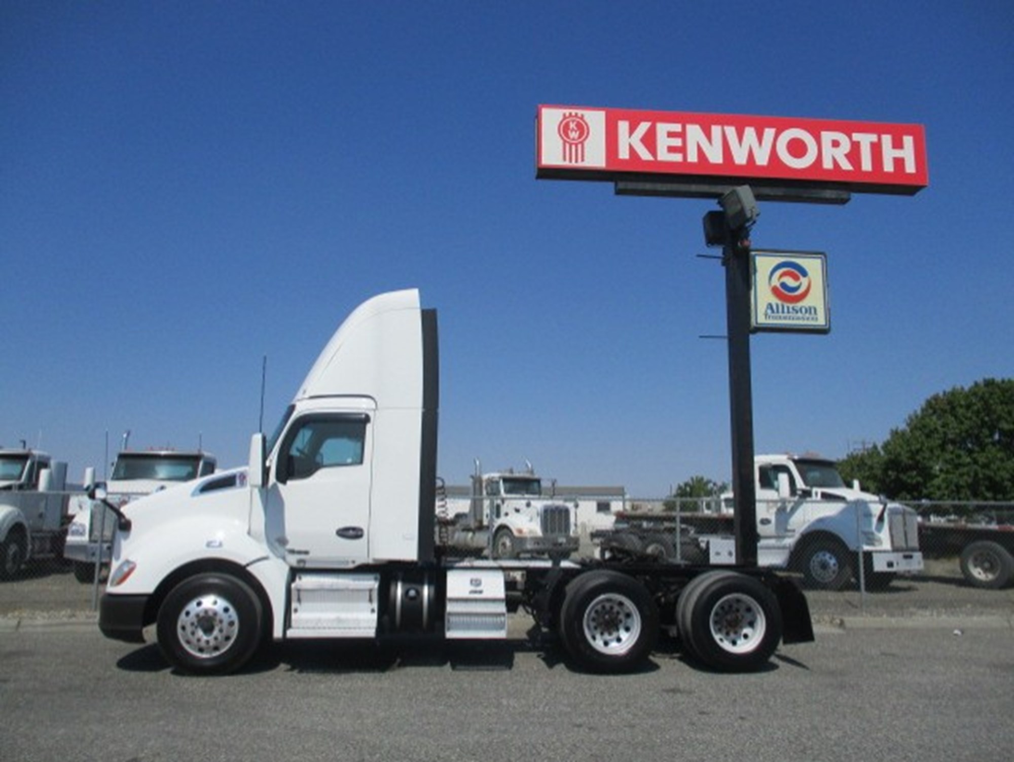 2019 Kenworth T680 - image 3 of 6