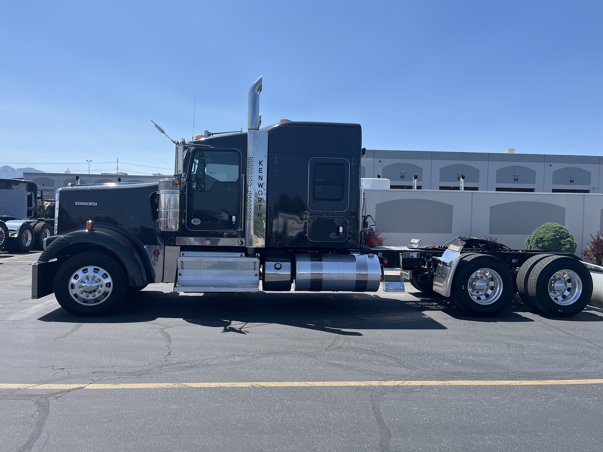 2019 Kenworth W900L - image 2 of 6