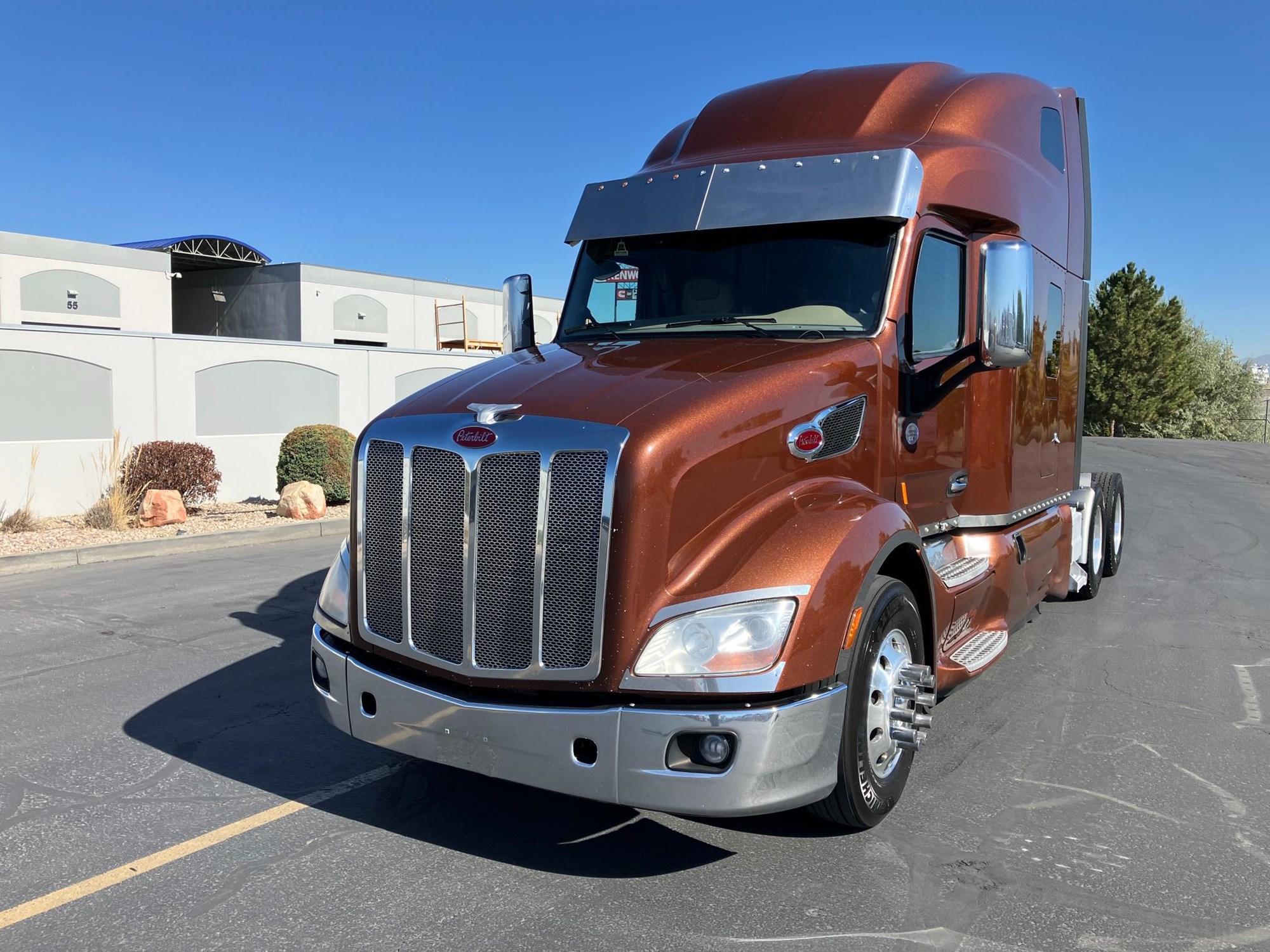 2020 Peterbilt 579 - image 2 of 6