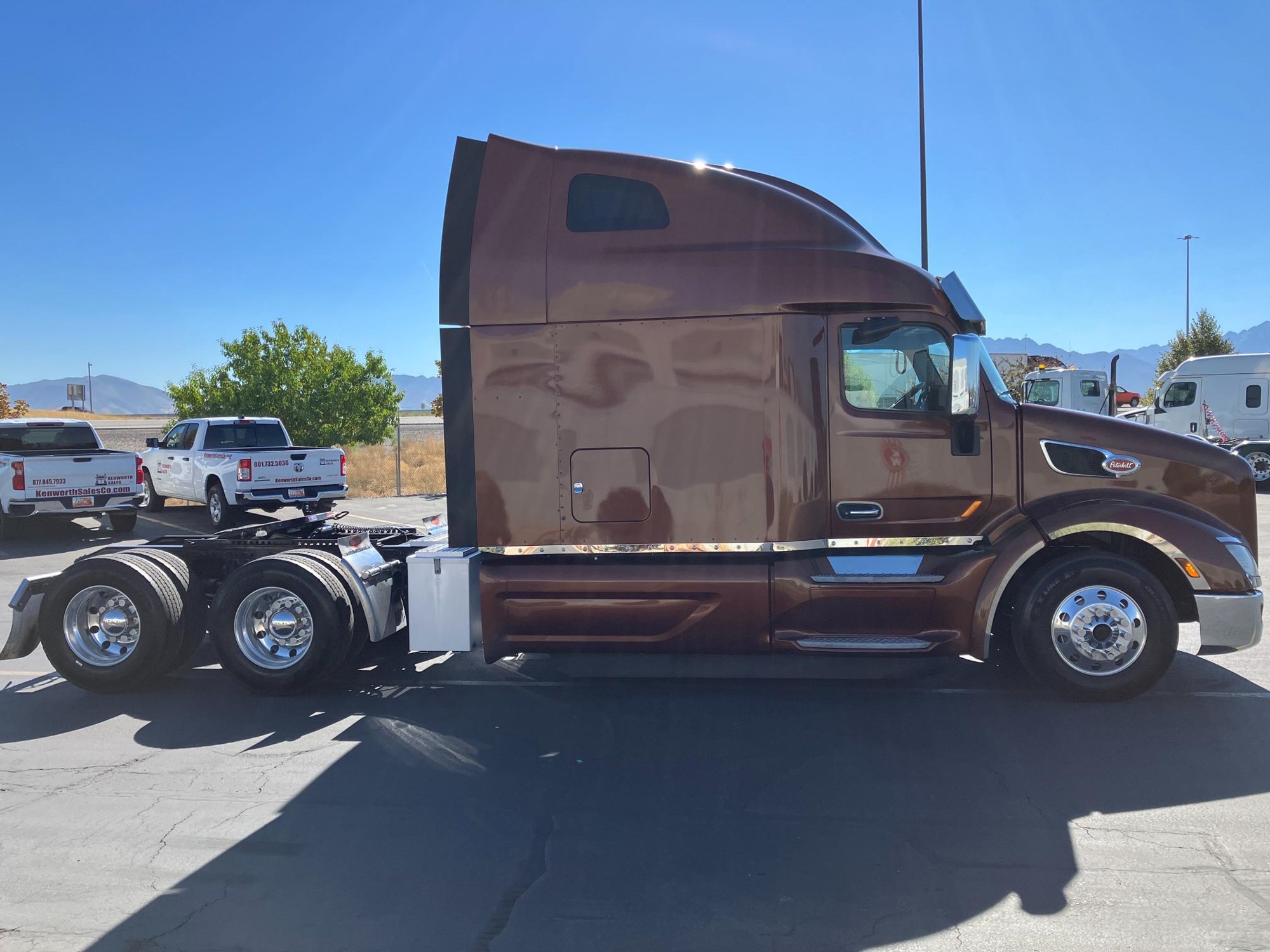 2020 Peterbilt 579 - image 4 of 6