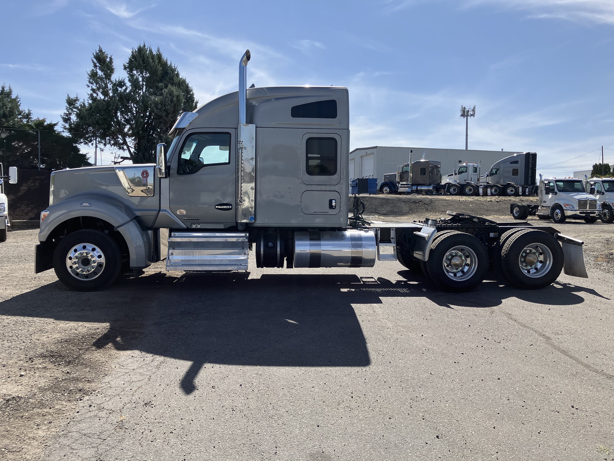 2020 Kenworth W990 - image 2 of 6