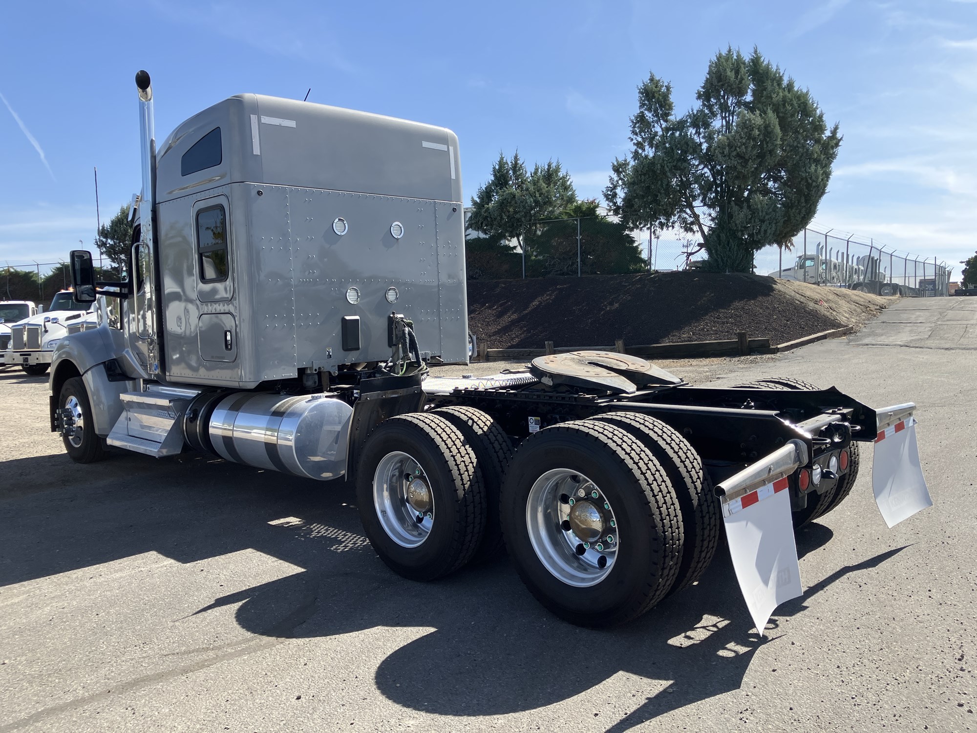 2020 Kenworth W990 - image 3 of 6