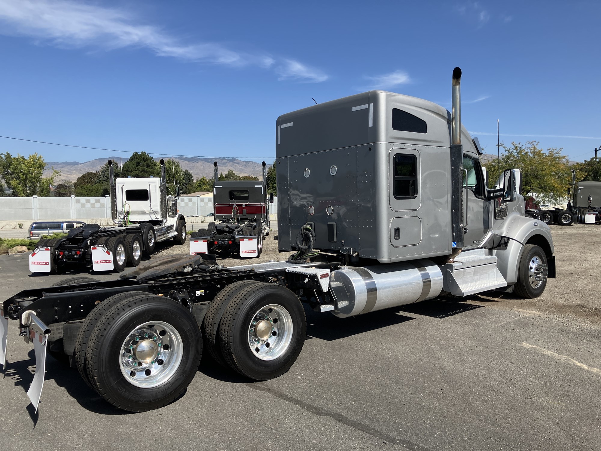 2020 Kenworth W990 - image 5 of 6