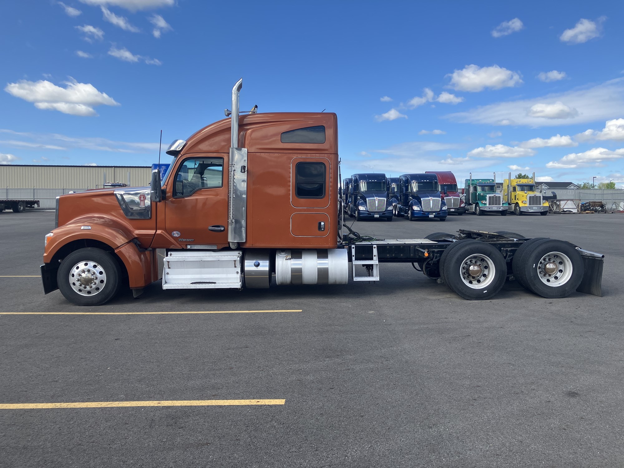 2020 Kenworth W990 - image 2 of 6