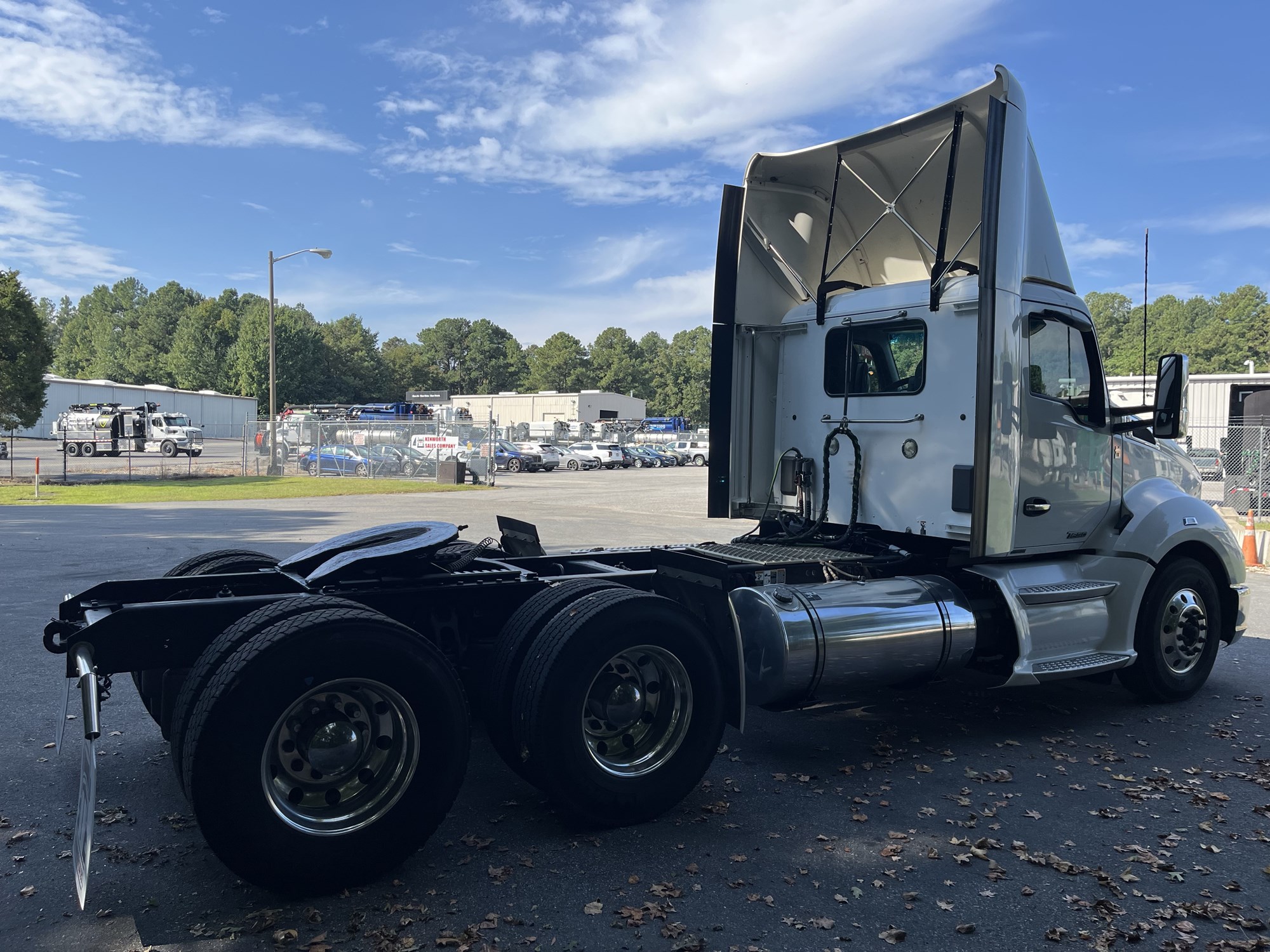 2020 Kenworth T680 - image 4 of 6