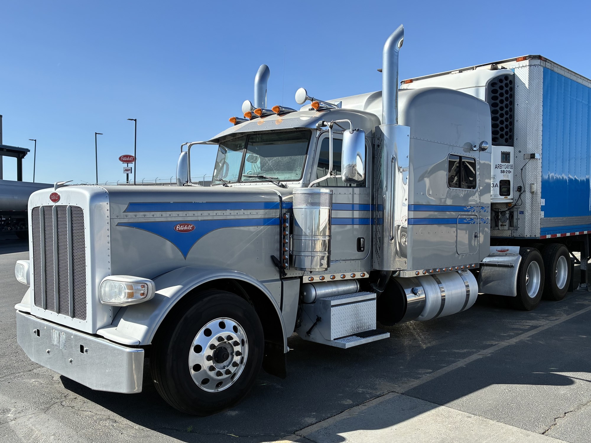 2021 Peterbilt 389 - image 1 of 6
