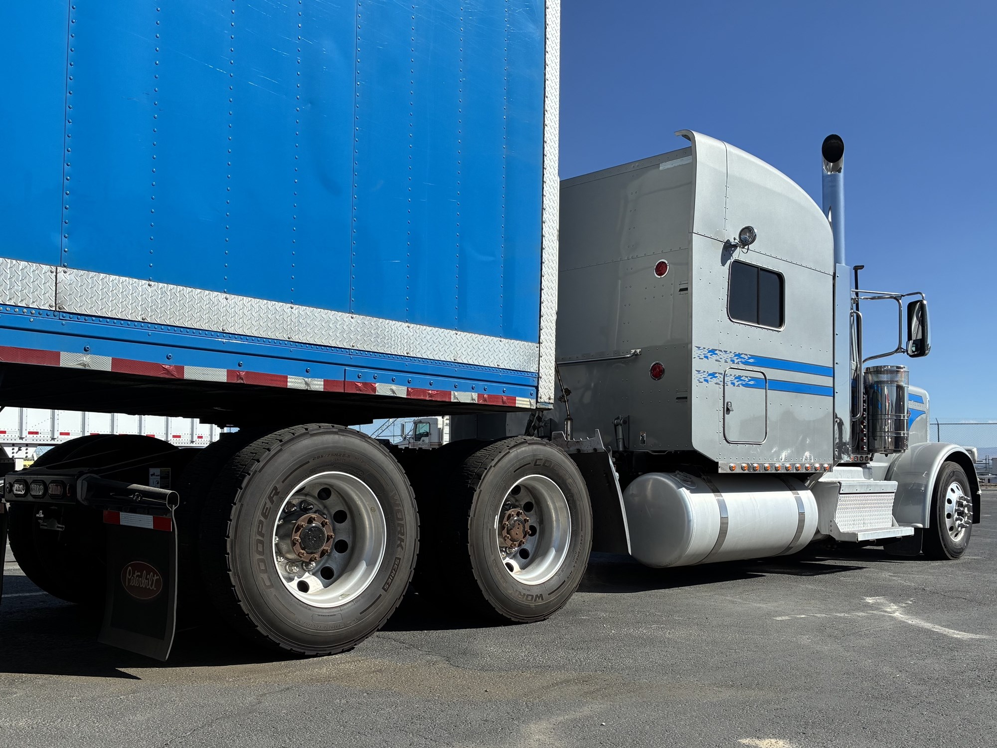 2021 Peterbilt 389 - image 2 of 6