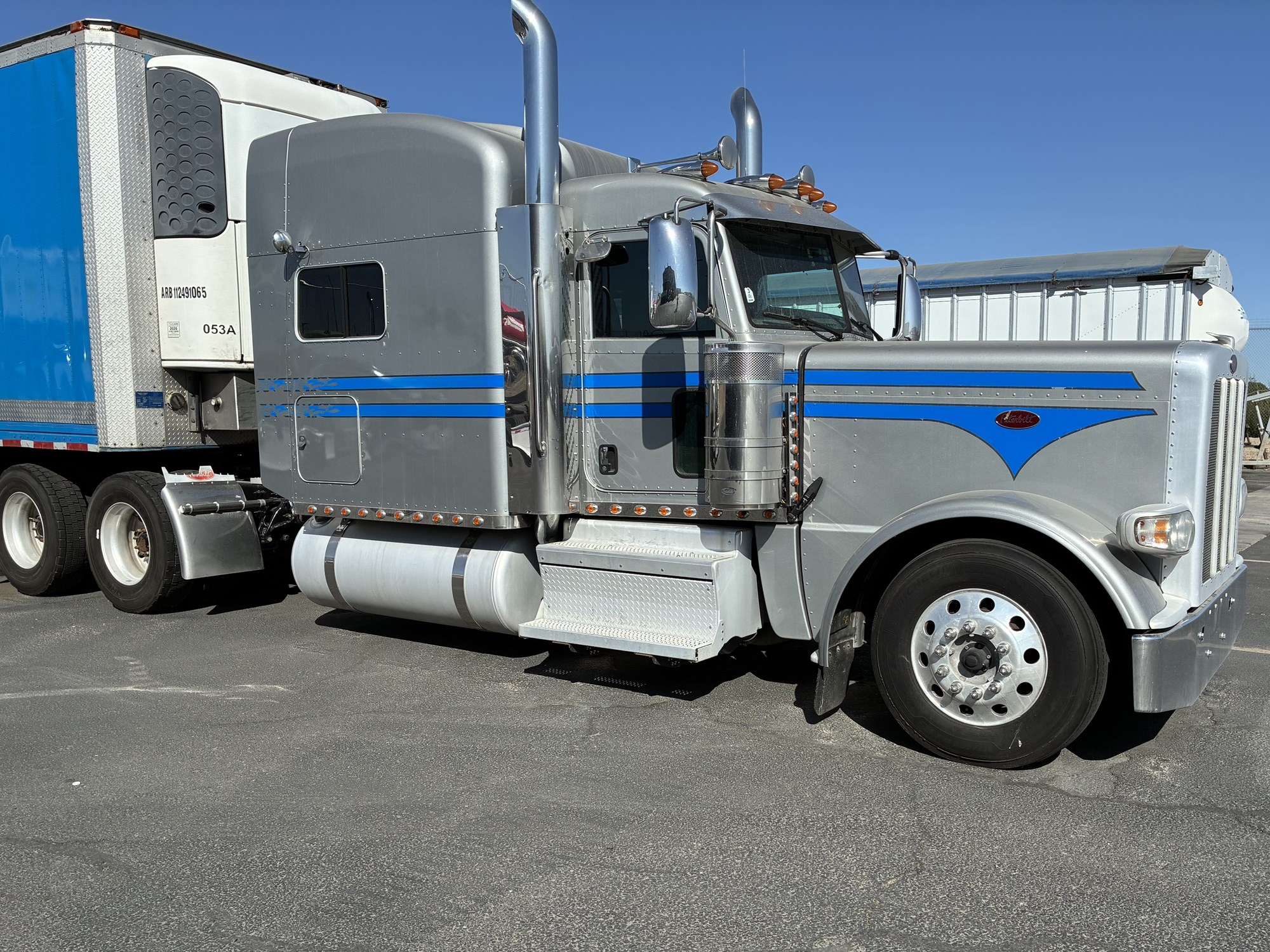 2021 Peterbilt 389 - image 4 of 6
