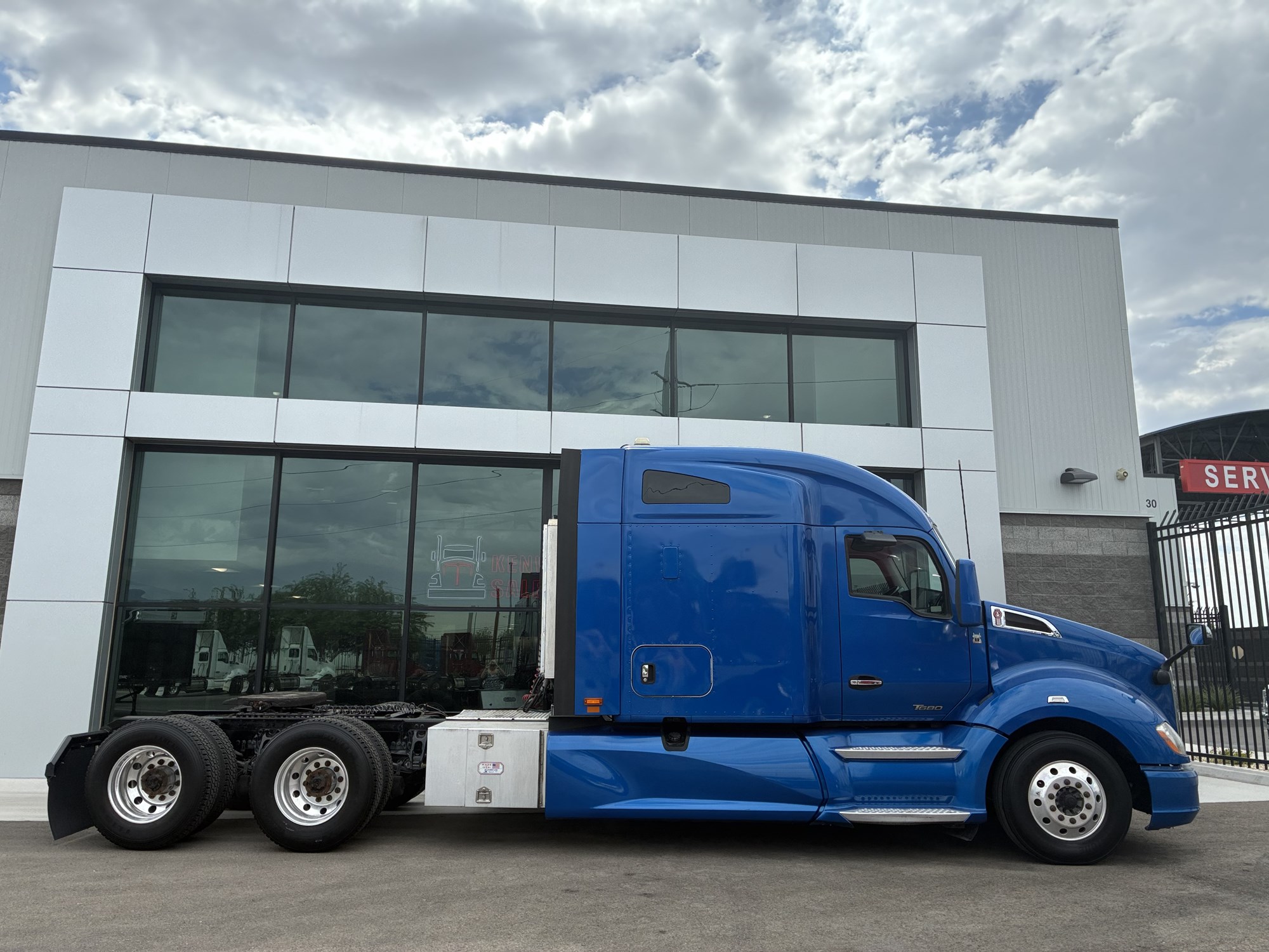 2021 Kenworth T680 - image 2 of 6