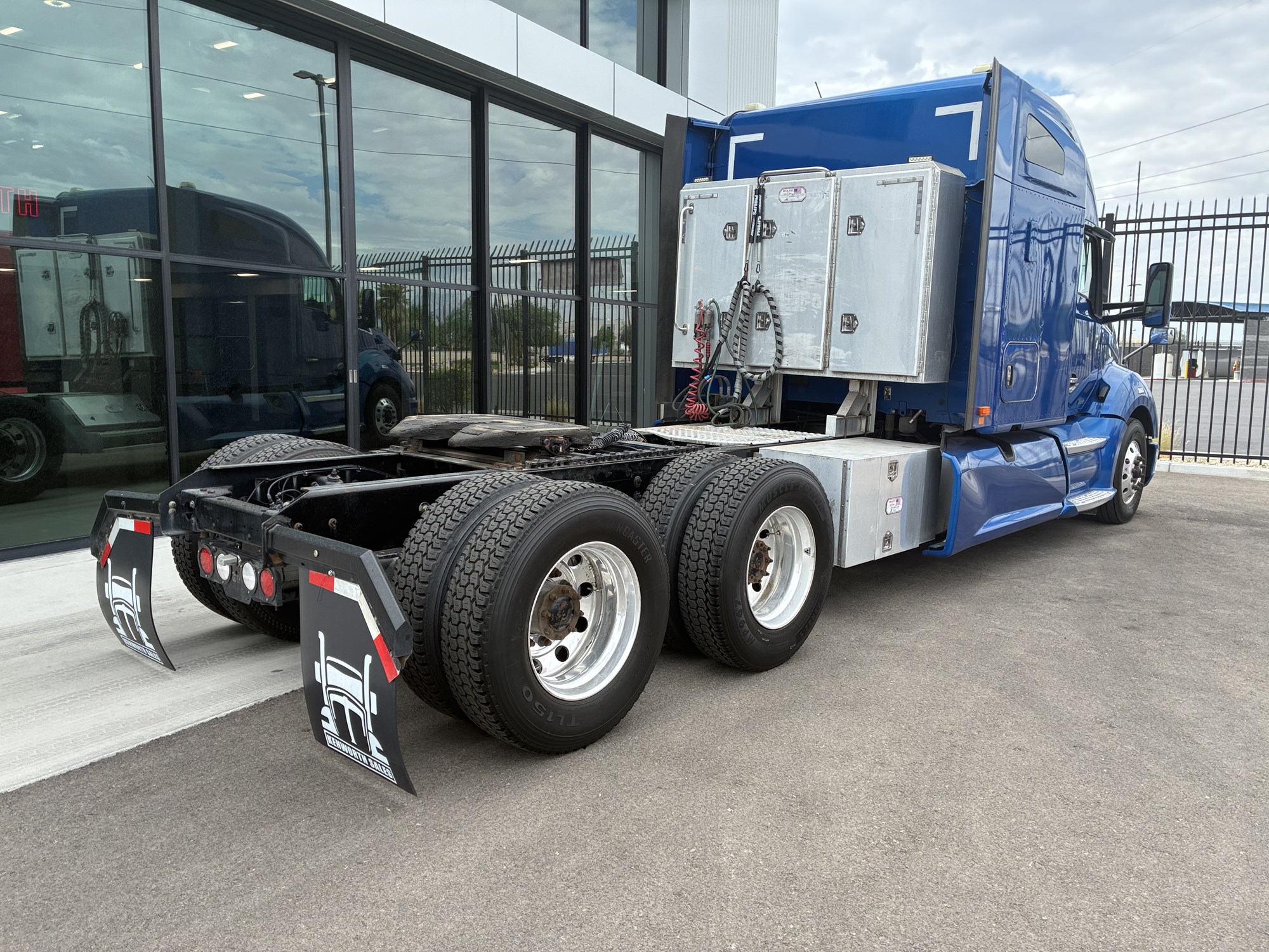 2021 Kenworth T680 - image 5 of 6