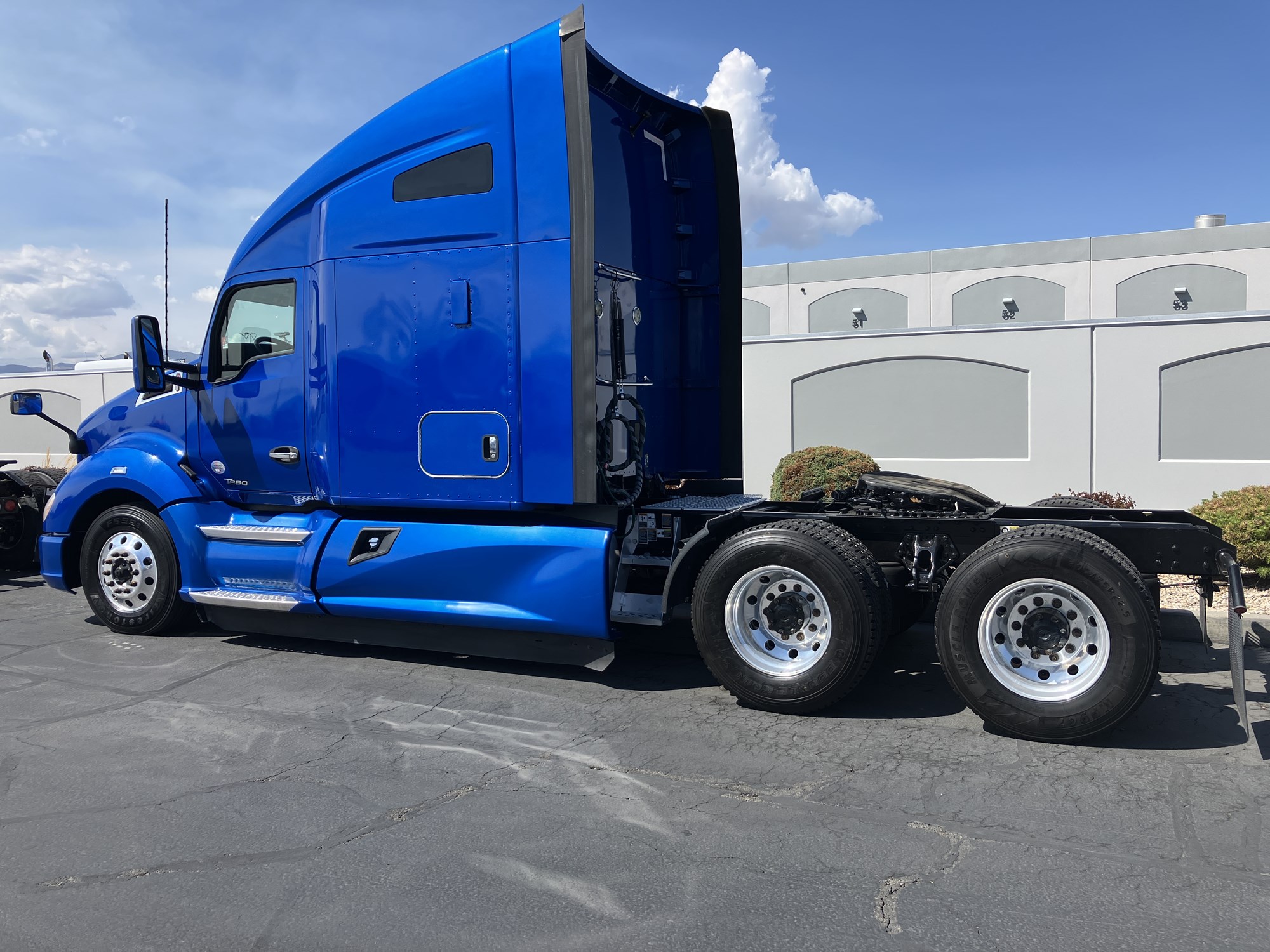 2021 Kenworth T680 - image 3 of 6
