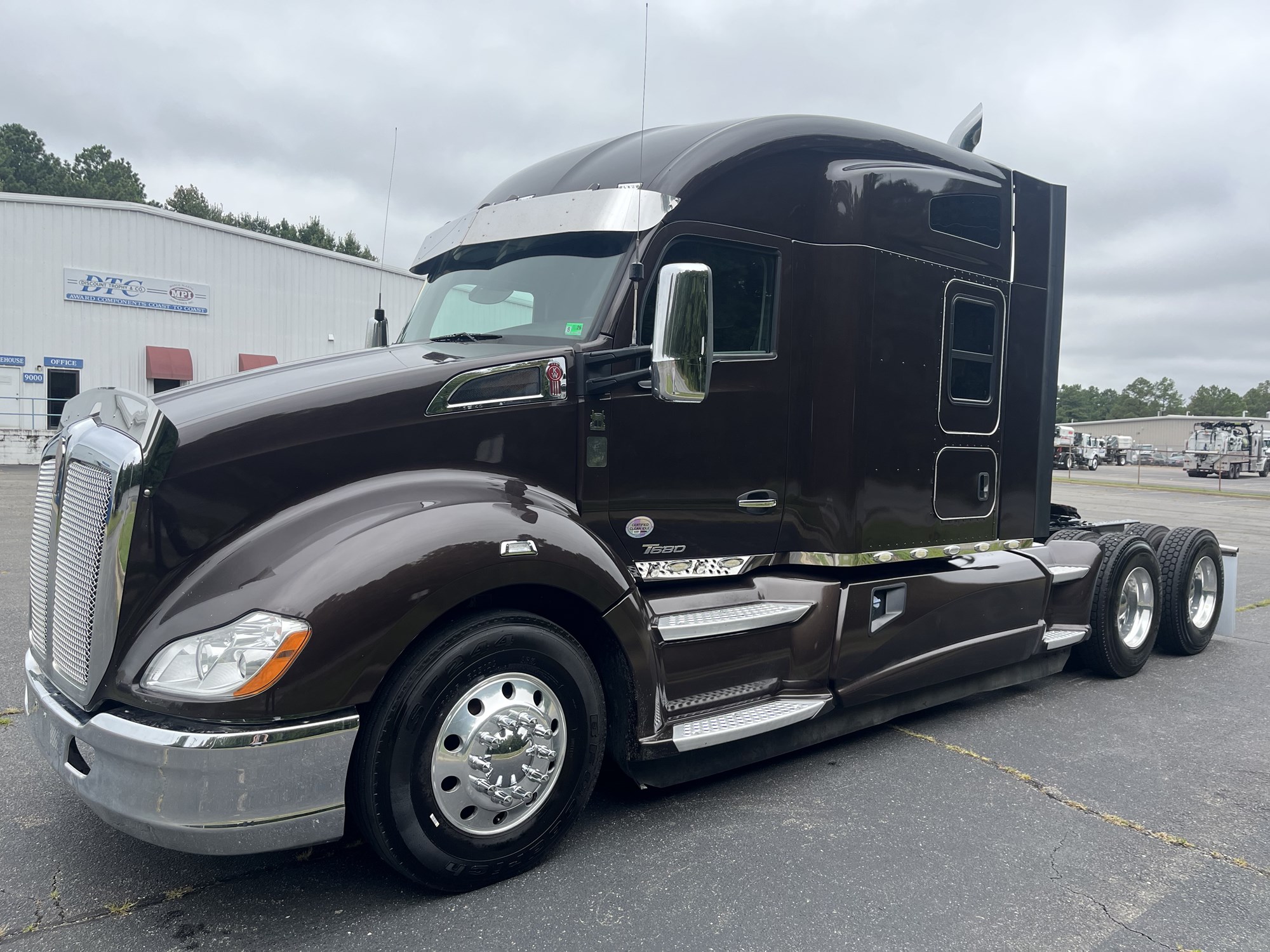 2021 Kenworth T680 - image 1 of 6