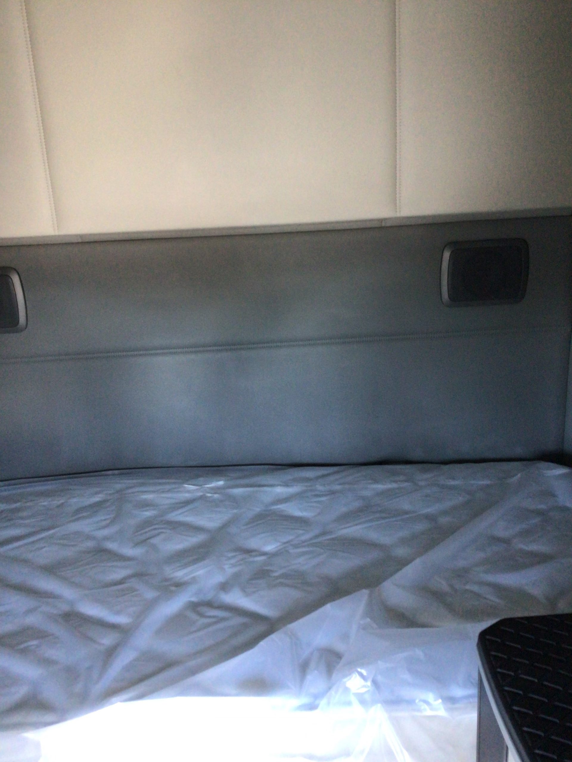 2021 Kenworth T680 - image 5 of 6