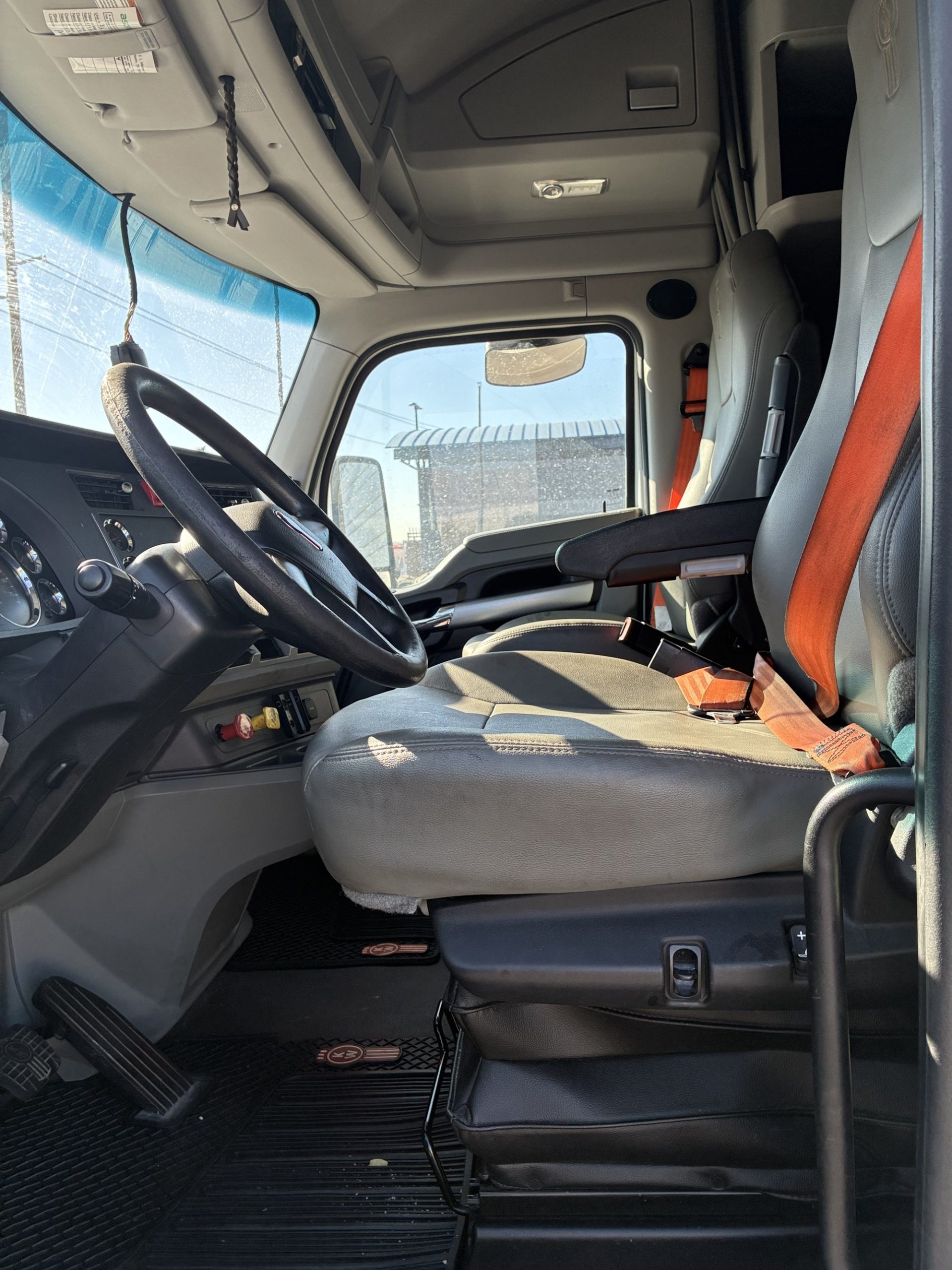 2021 Kenworth T680 - image 4 of 6