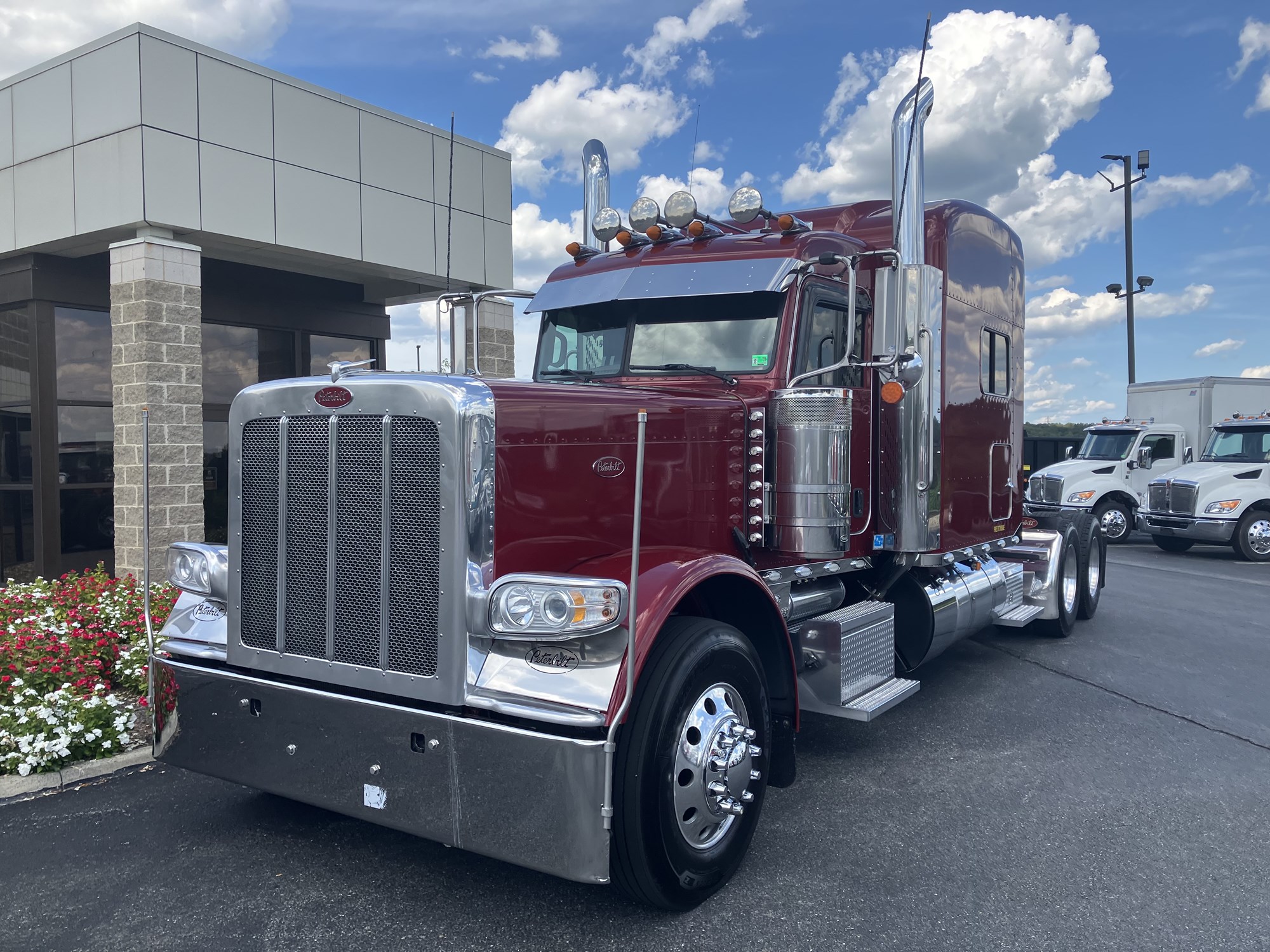 2022 Peterbilt 389 - image 1 of 6