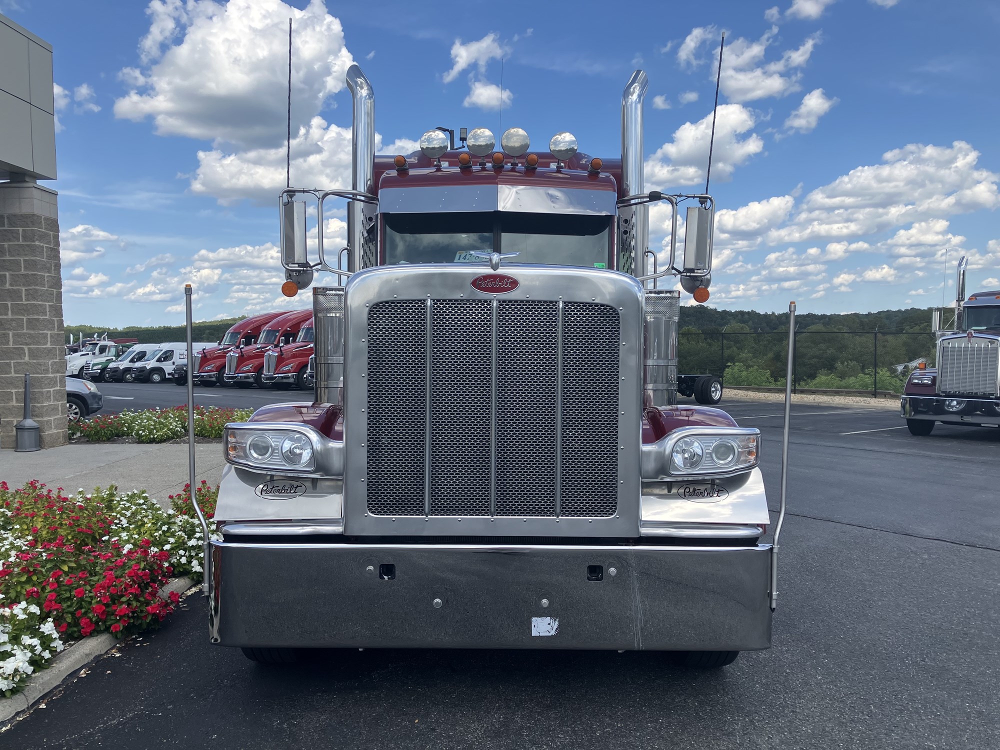 2022 Peterbilt 389 - image 2 of 6