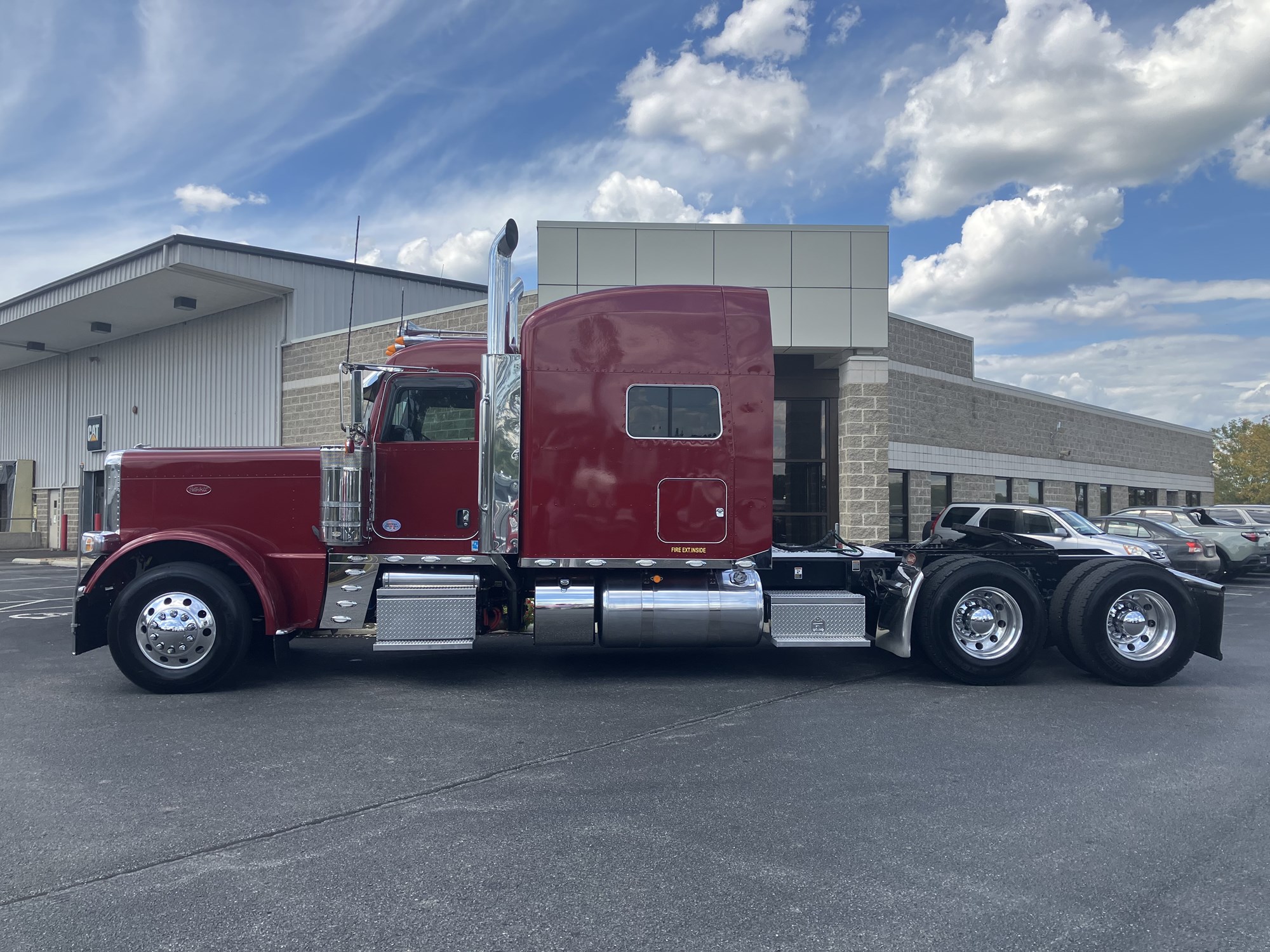 2022 Peterbilt 389 - image 3 of 6