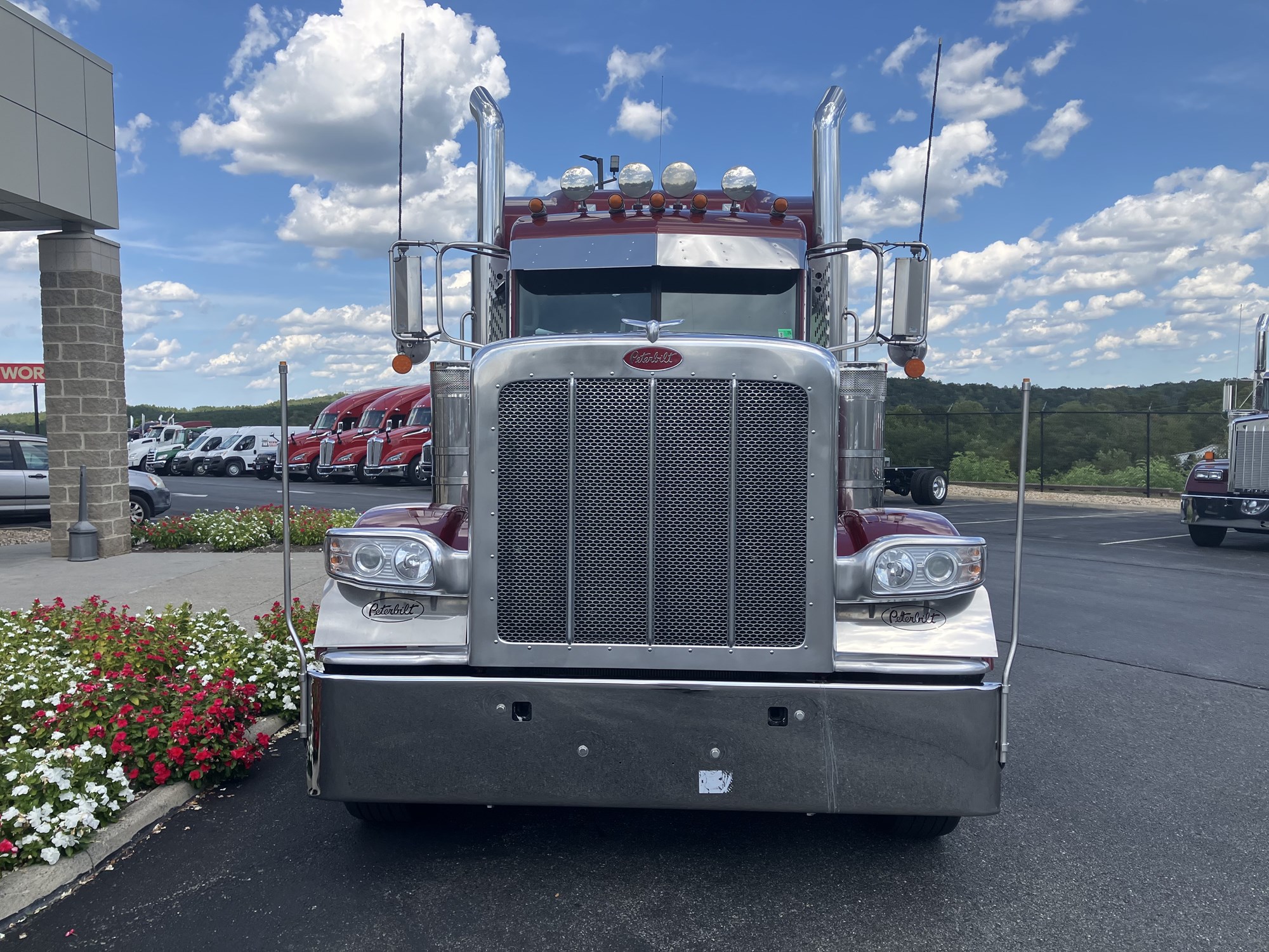 2022 Peterbilt 389 - image 4 of 6
