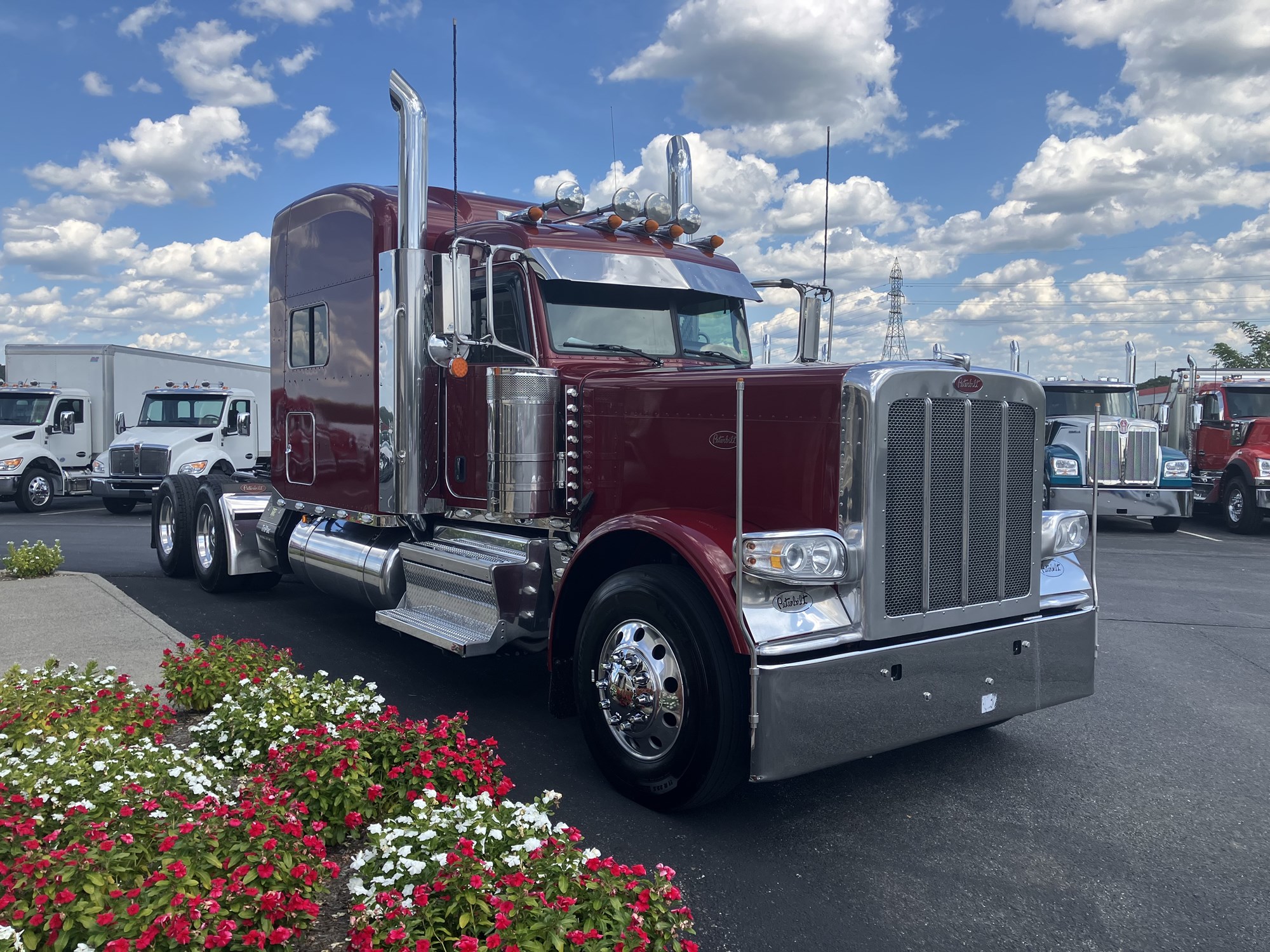 2022 Peterbilt 389 - image 5 of 6