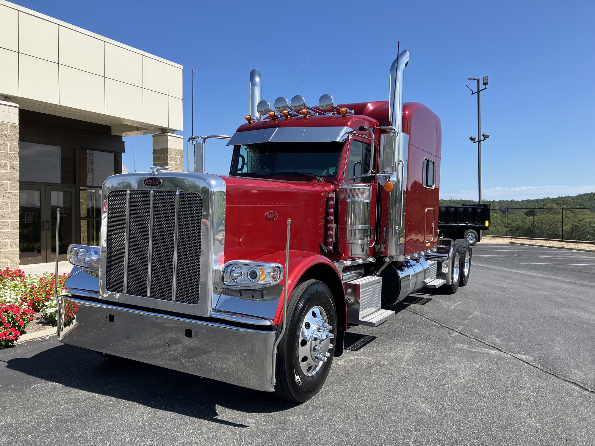 2022 Peterbilt 389 - image 1 of 6