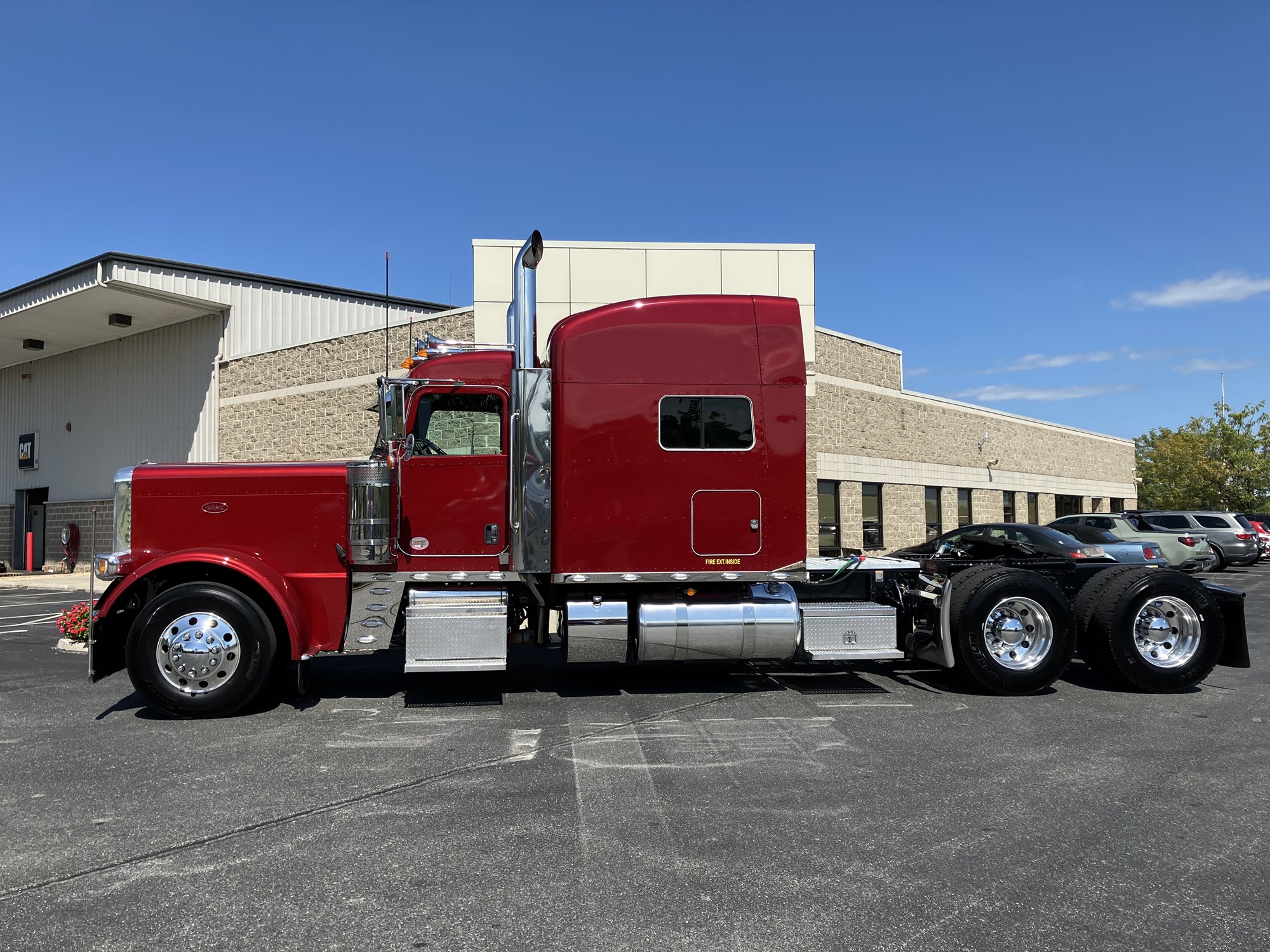 2022 Peterbilt 389 - image 2 of 6