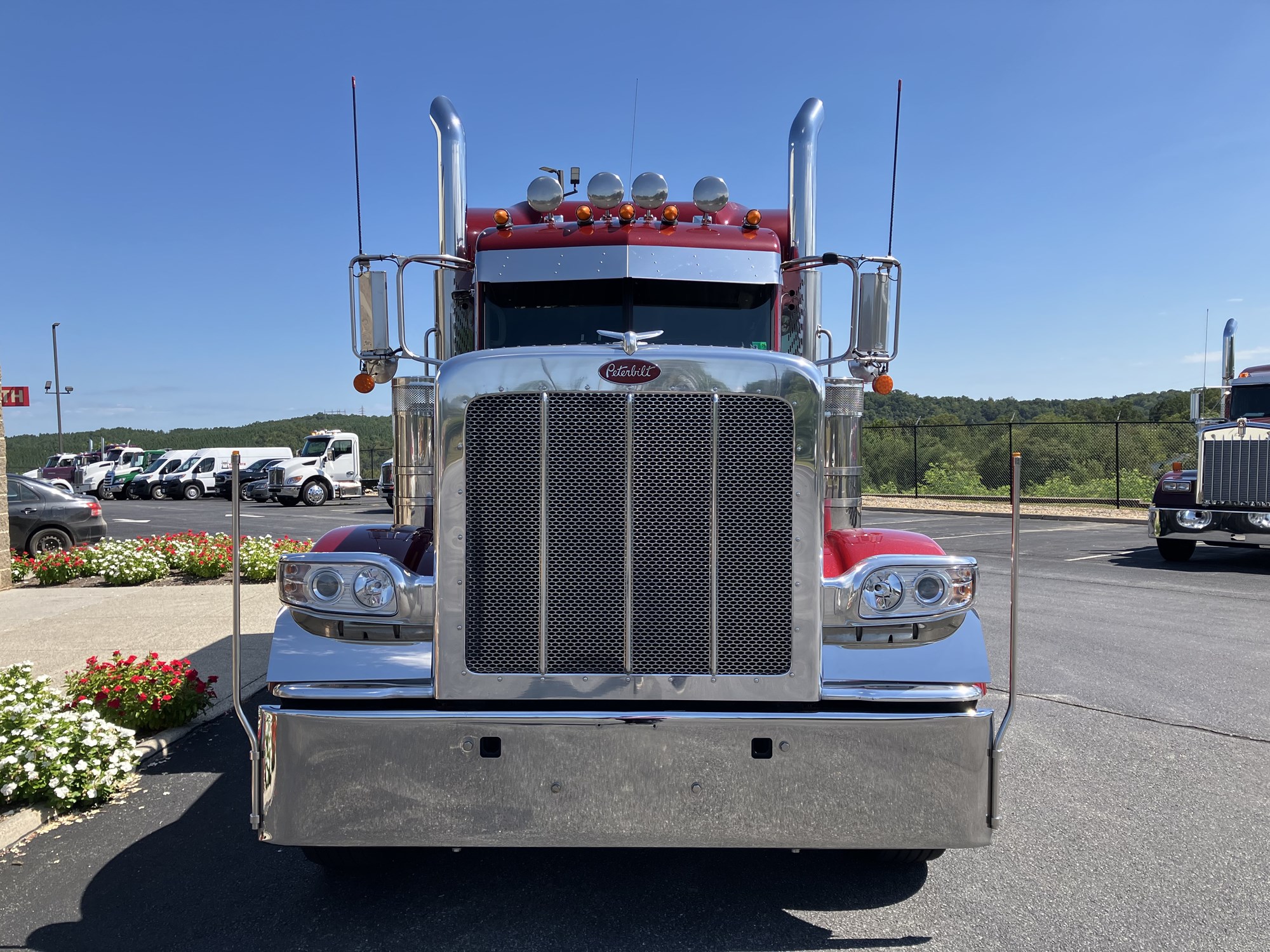 2022 Peterbilt 389 - image 3 of 6