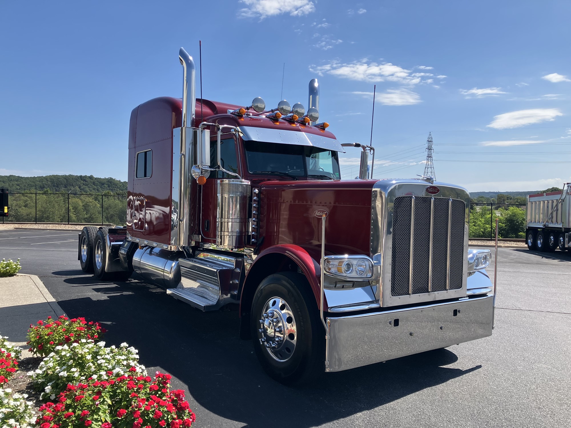 2022 Peterbilt 389 - image 4 of 6