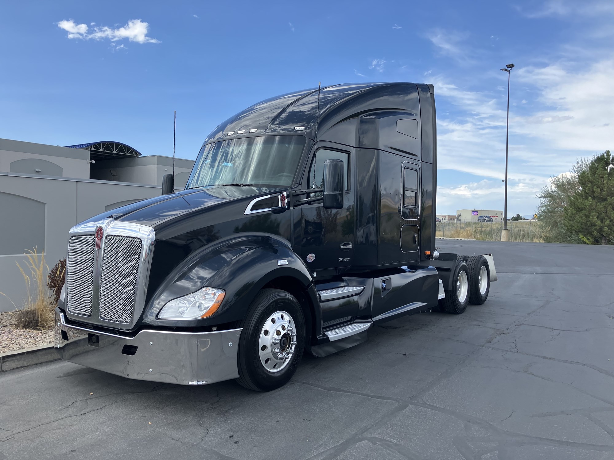 2022 Kenworth T680 - image 2 of 6