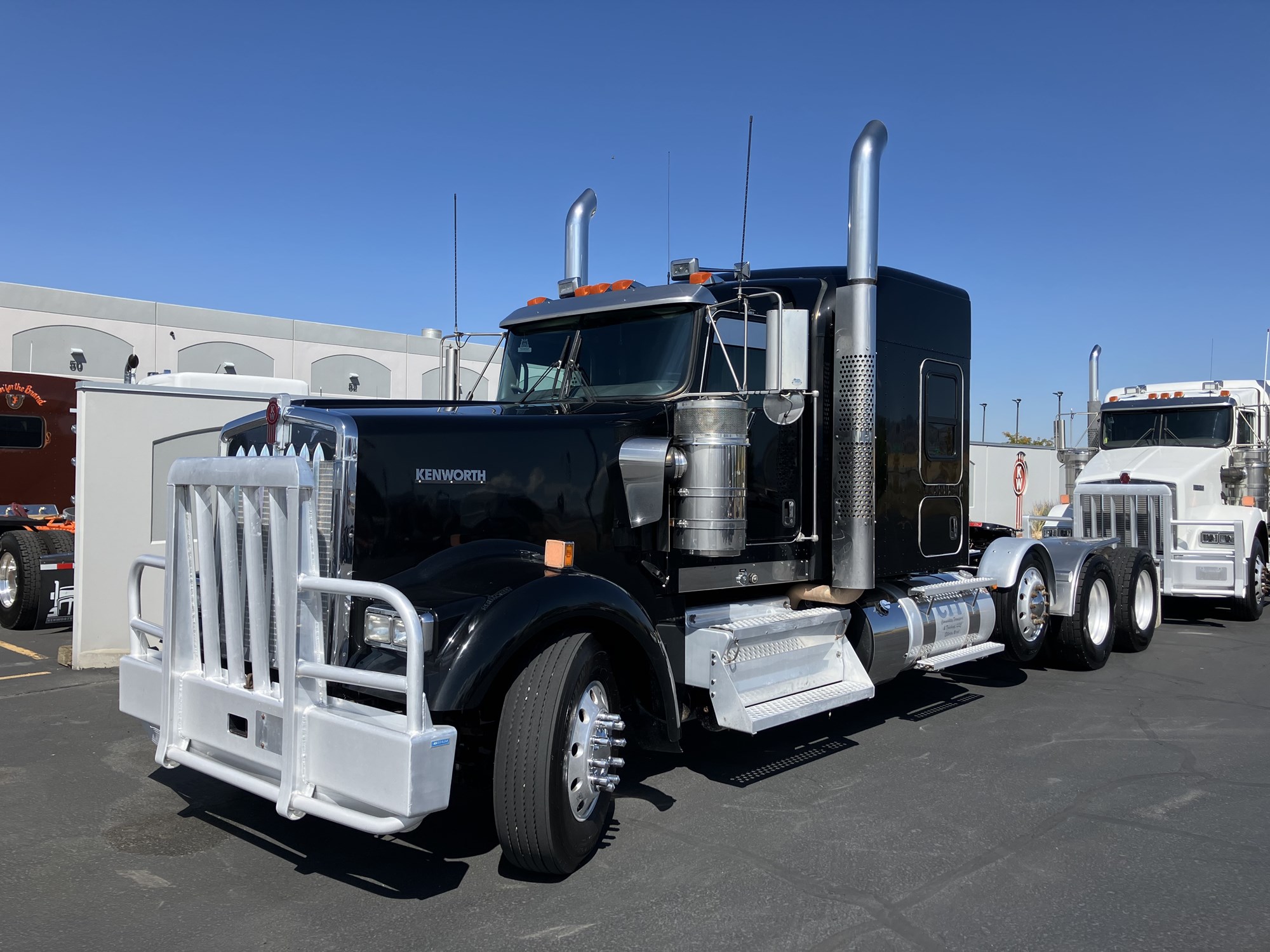 2022 Kenworth W900 - image 2 of 6
